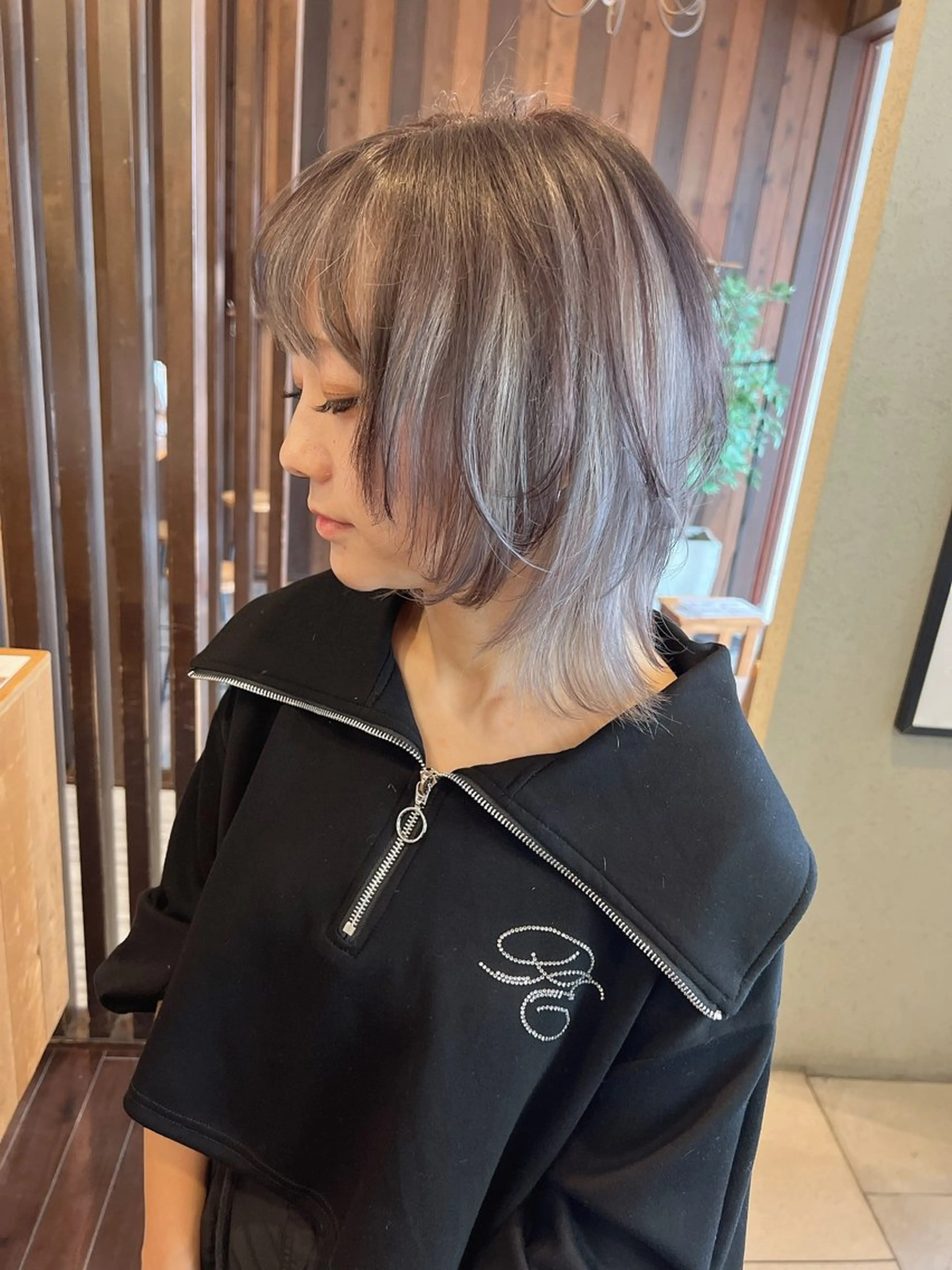 セミロング カラー シルバー ホワイトシルバー ヘアカラー 具志 正太のヘアスタイル