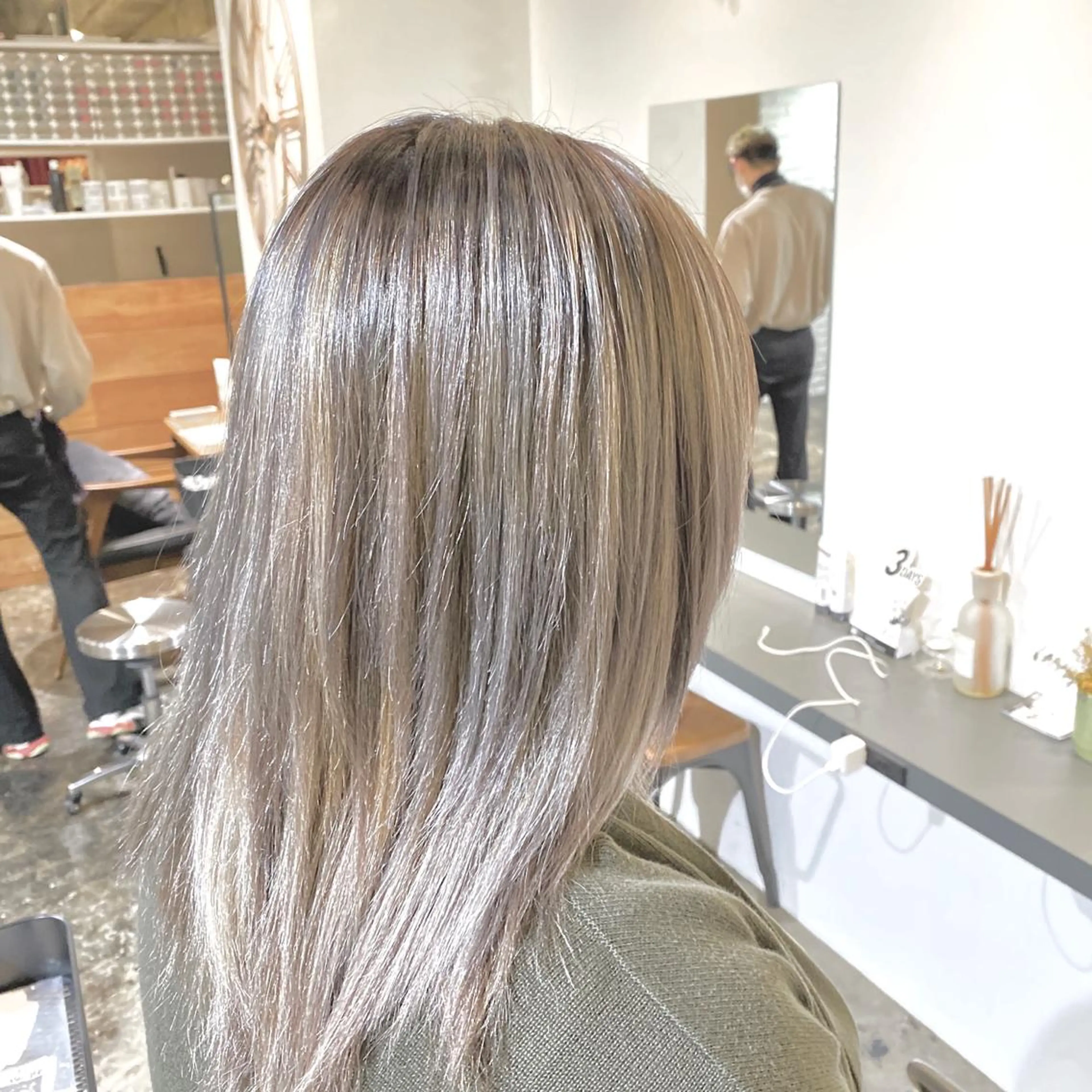 ミディアム カラー TRUCK トラックのヘアスタイル