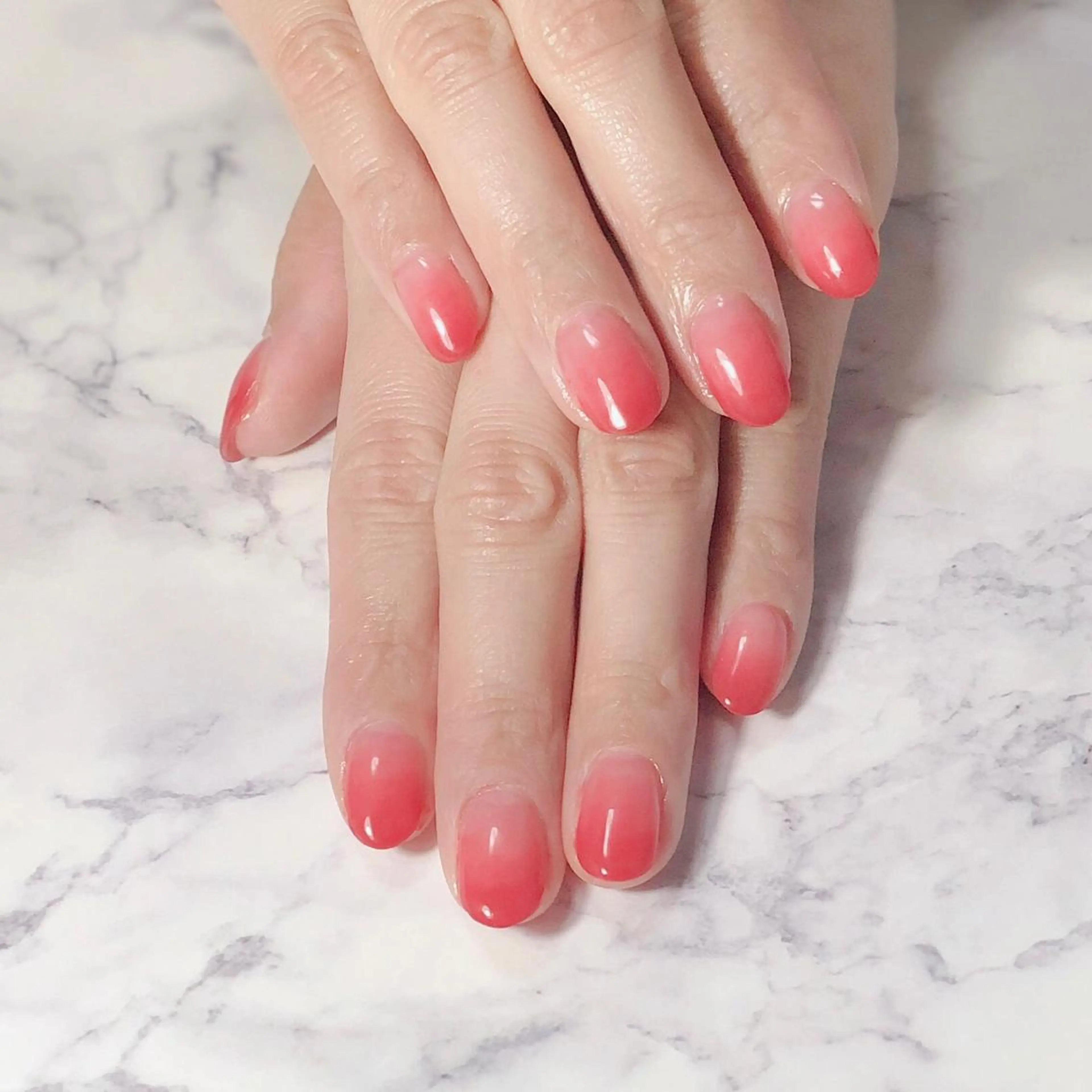 ネイル ジェルネイル グラデーション オフィスネイル ワンカラーネイル 赤色 辻野 和枝のネイルデザイン