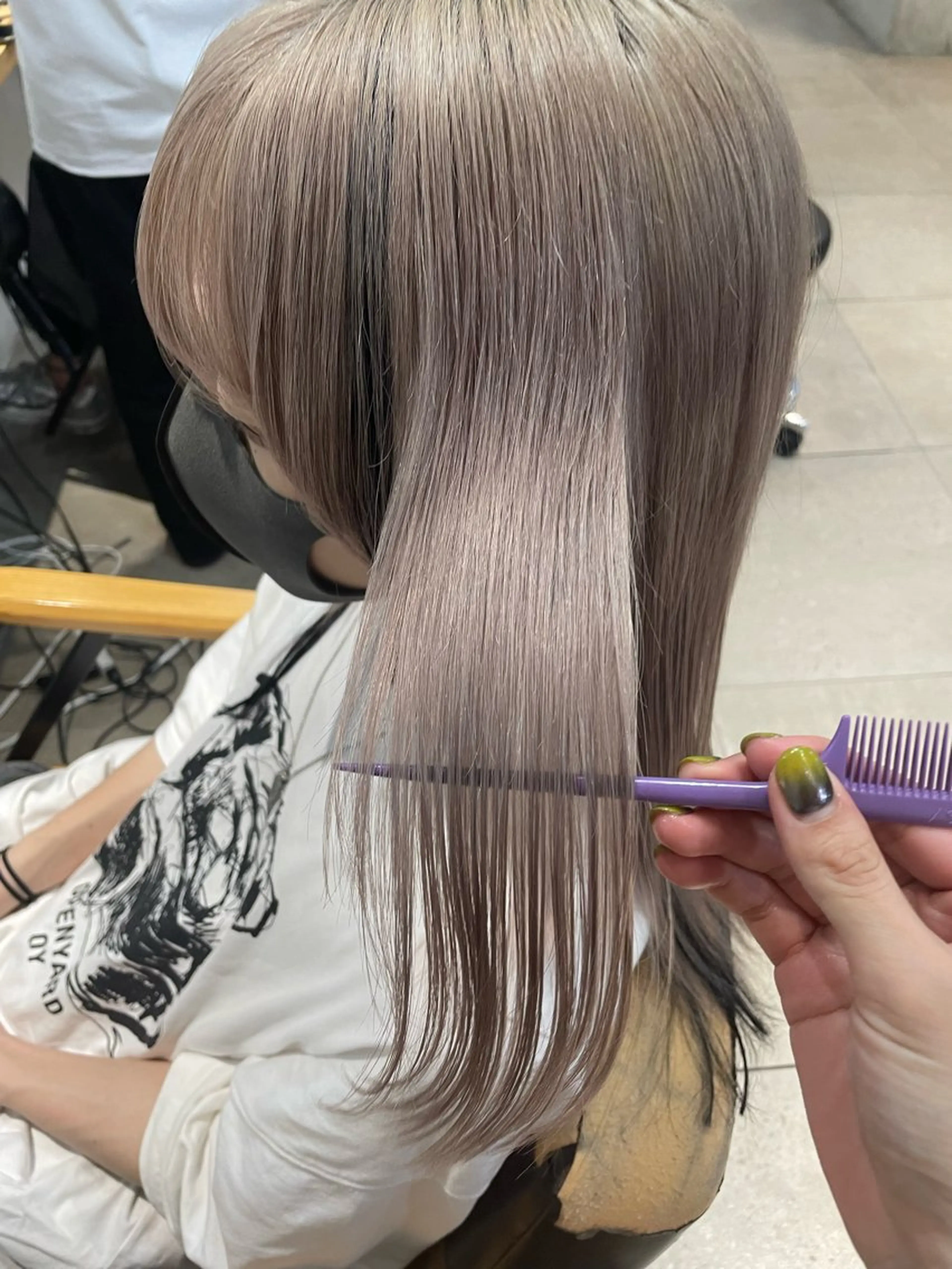 ロング カラー ミルクティー× グレージュMOMOのヘアスタイル