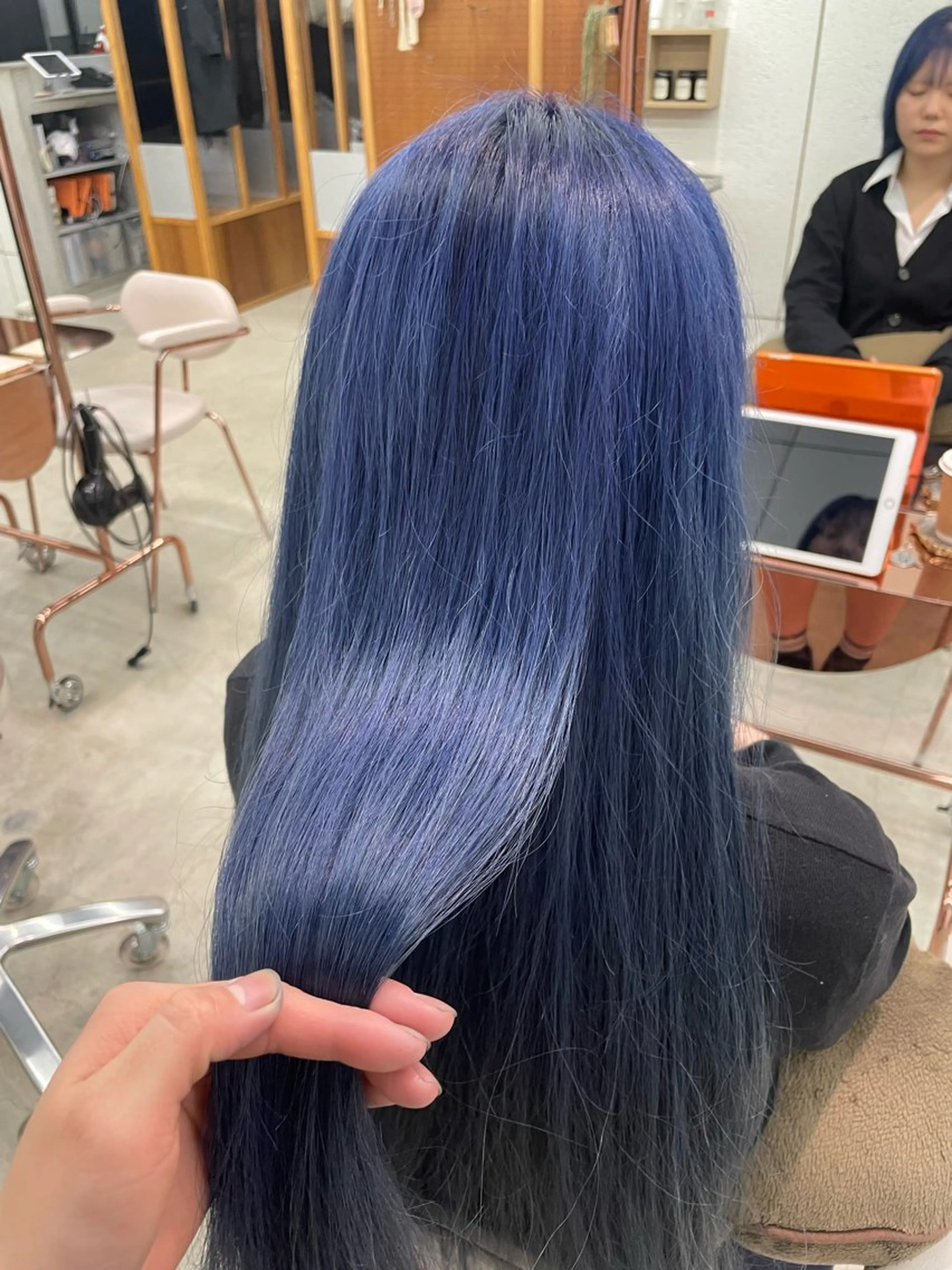 ロング カラー 黒髪 ネイビーカラー 鶴井 美空のヘアスタイル