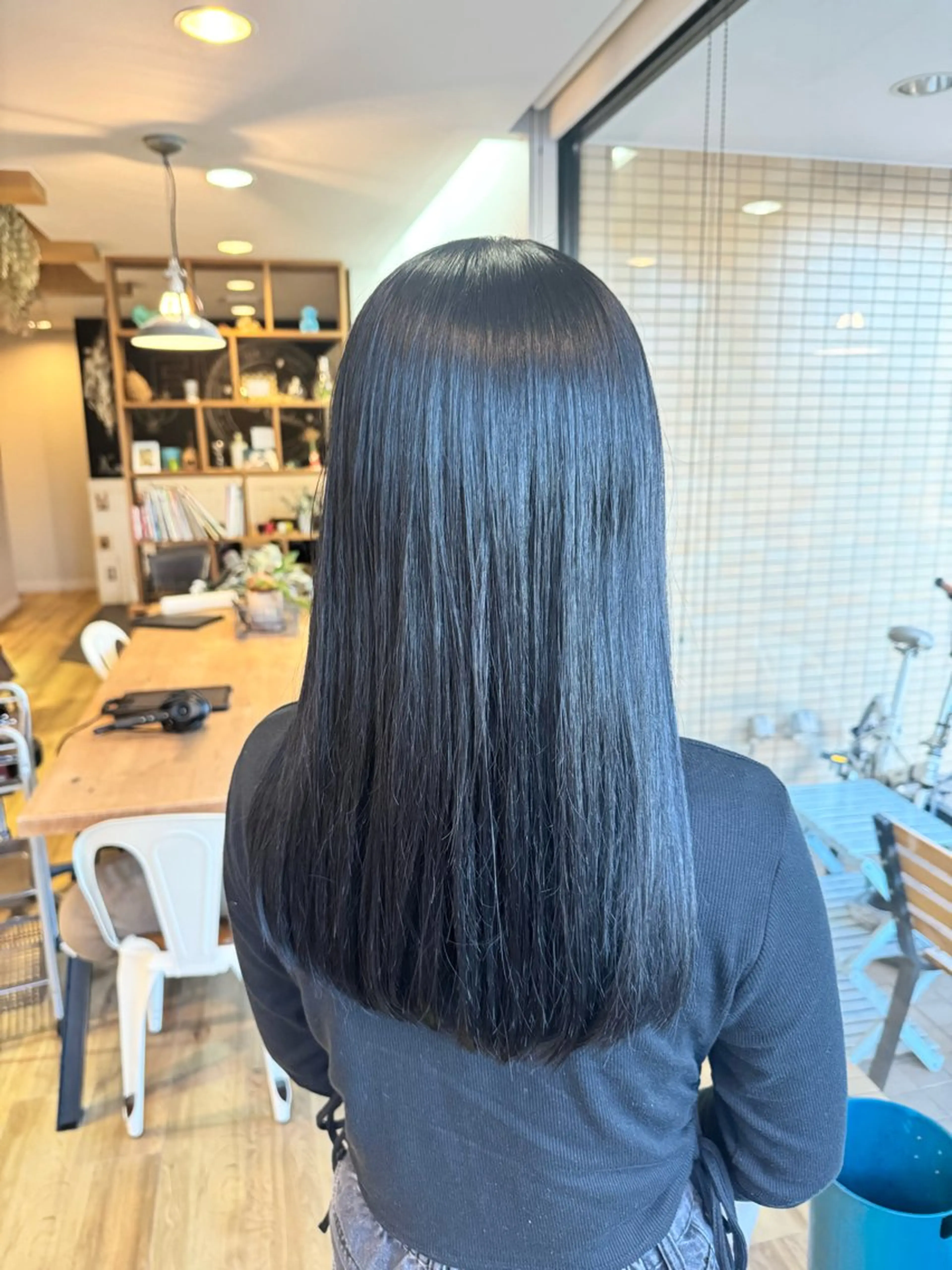 ロング カラー 黒髪 ブルーカラー ブルーブラック ヘアカラー トリートメント ツキダテ ユイのヘアスタイル