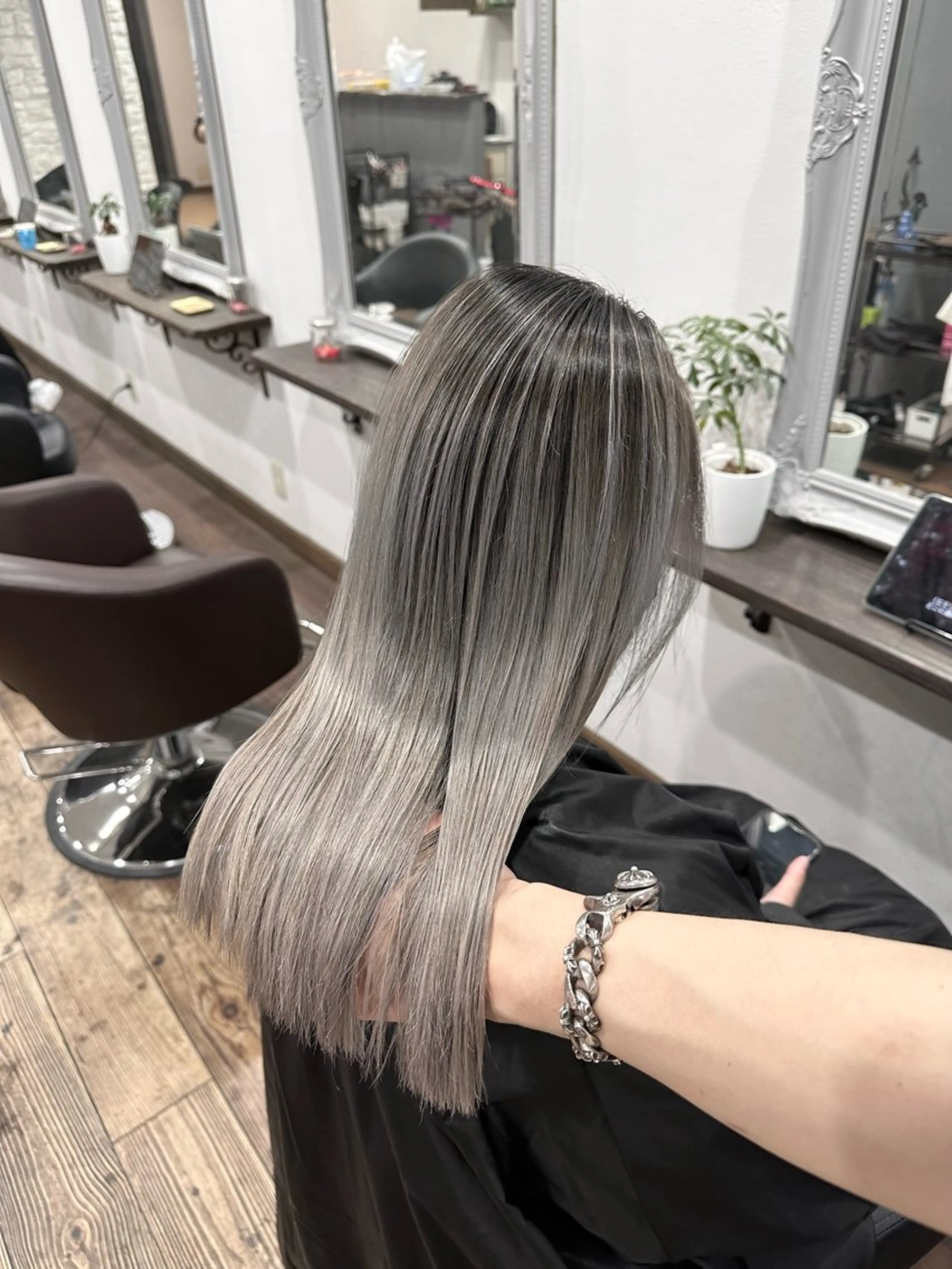 ロング レイヤーカット カット ヘアカラー トリートメント _White広島所属・バレイヤージュ 隅中秀弥のヘアスタイル