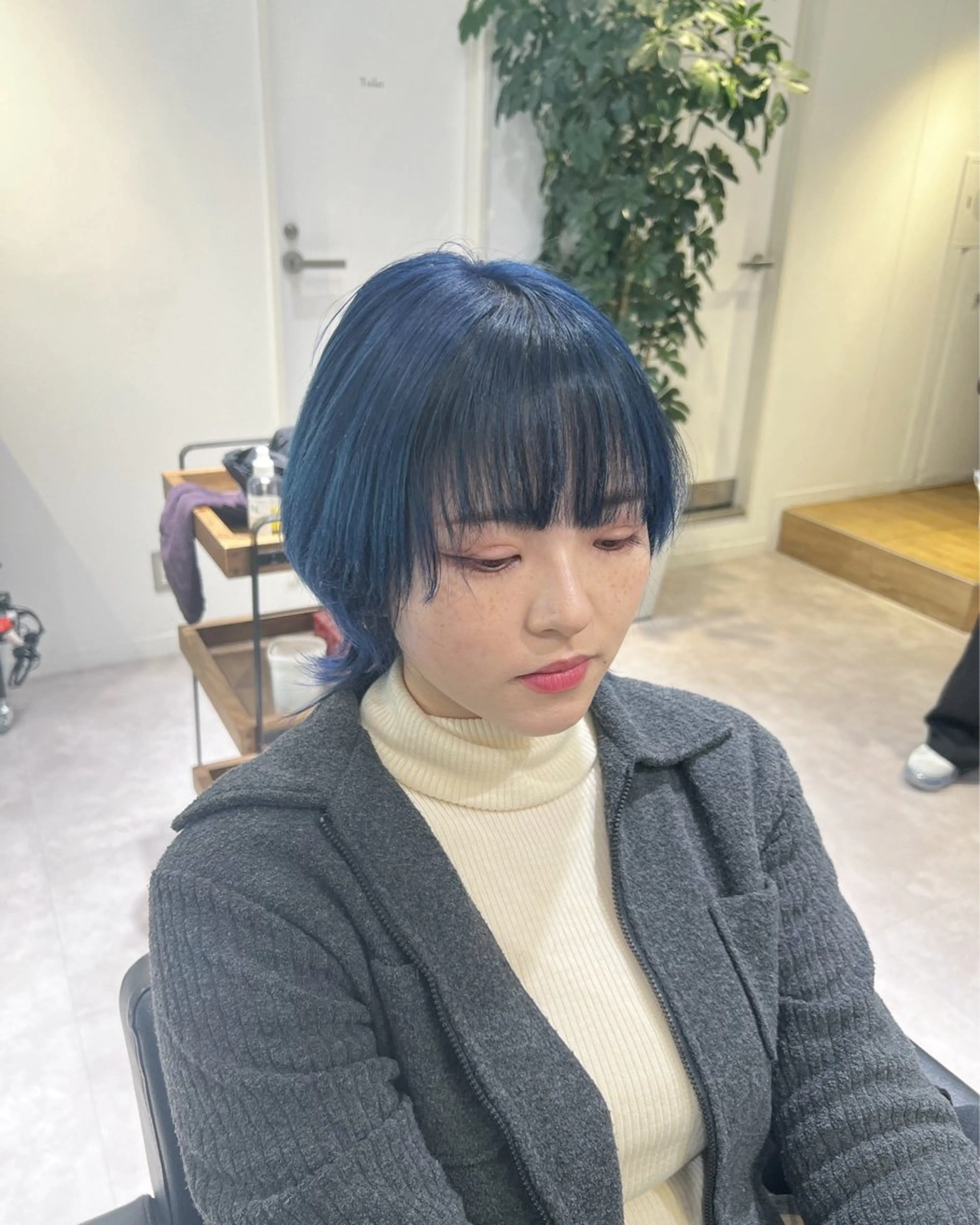 ミディアム カラー アクアカラー ブリーチ ブルーカラー 無料カットモデル/ ショート特化/荒砂のヘアスタイル