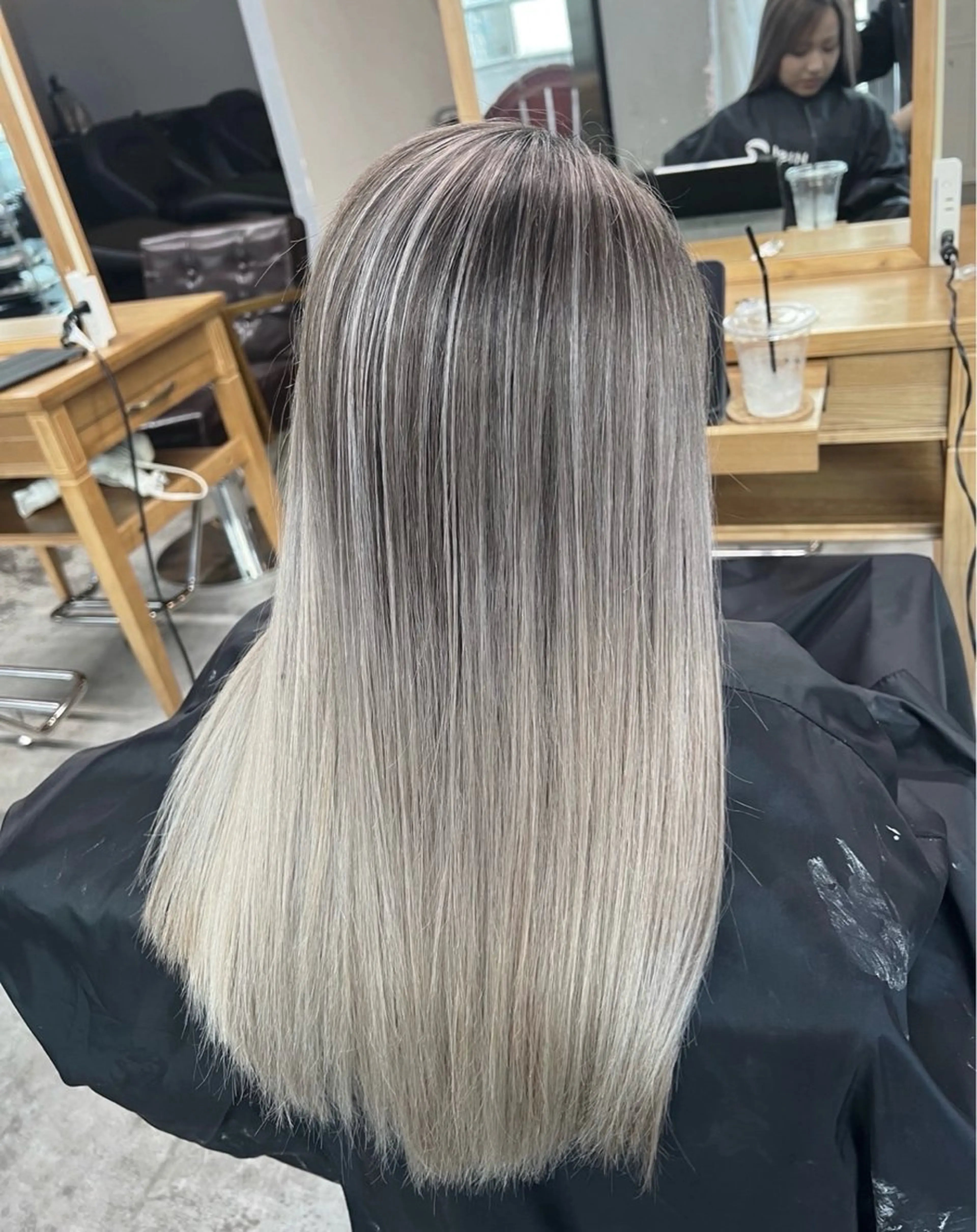 セミロング カラー バレイヤージュ シルバー ホワイトシルバー レイヤーカット ヘアカラー トリートメント ROBIN所属・指名数No.1 /NAOYAのヘアスタイル