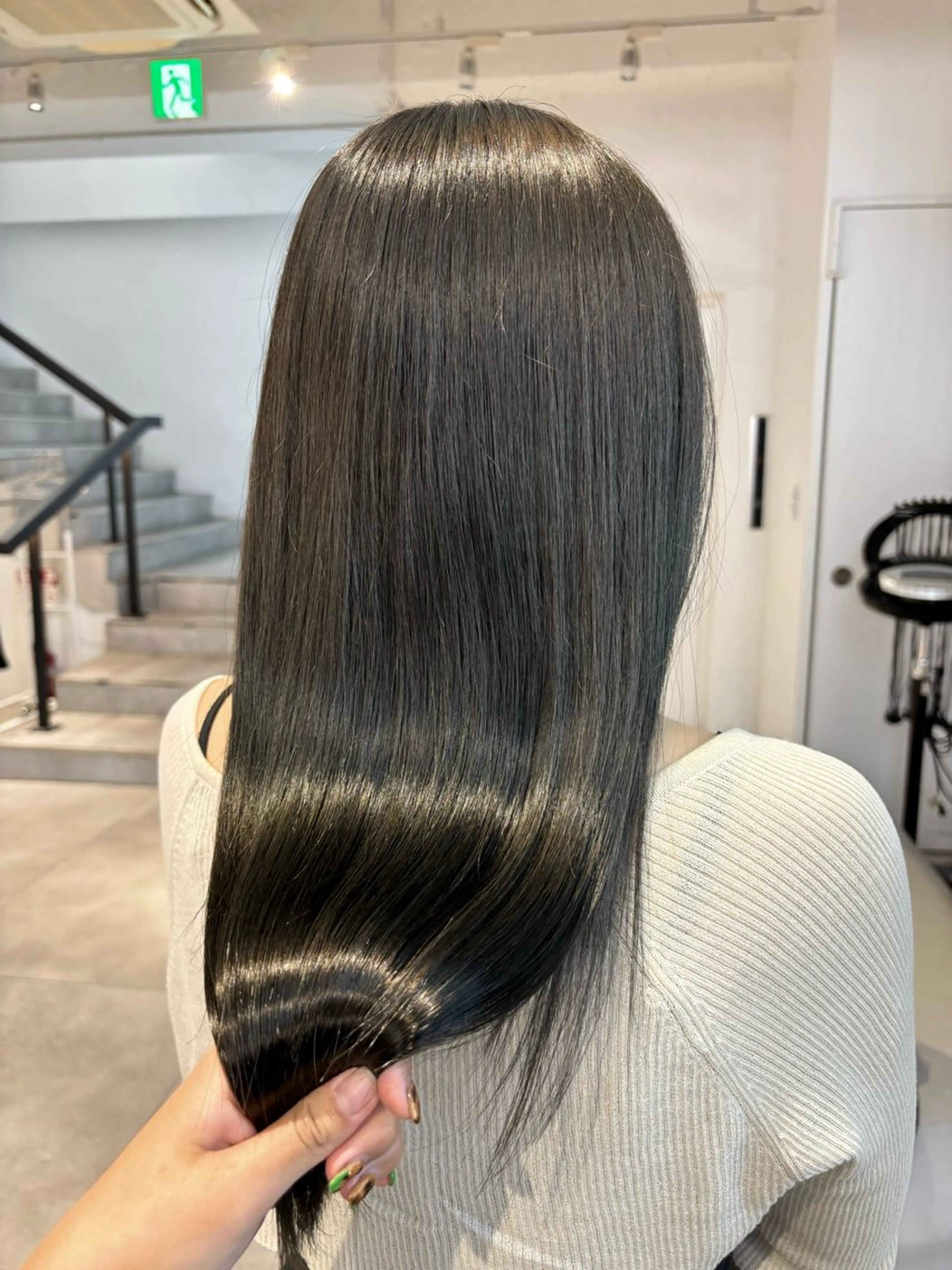 ロング カラー ブリーチ ダブルカラー グレージュ オリーブグレージュ オリーブグレー ヘアカラー トリートメント Kureha/ネイル レイヤー/酸性縮毛のヘアスタイル
