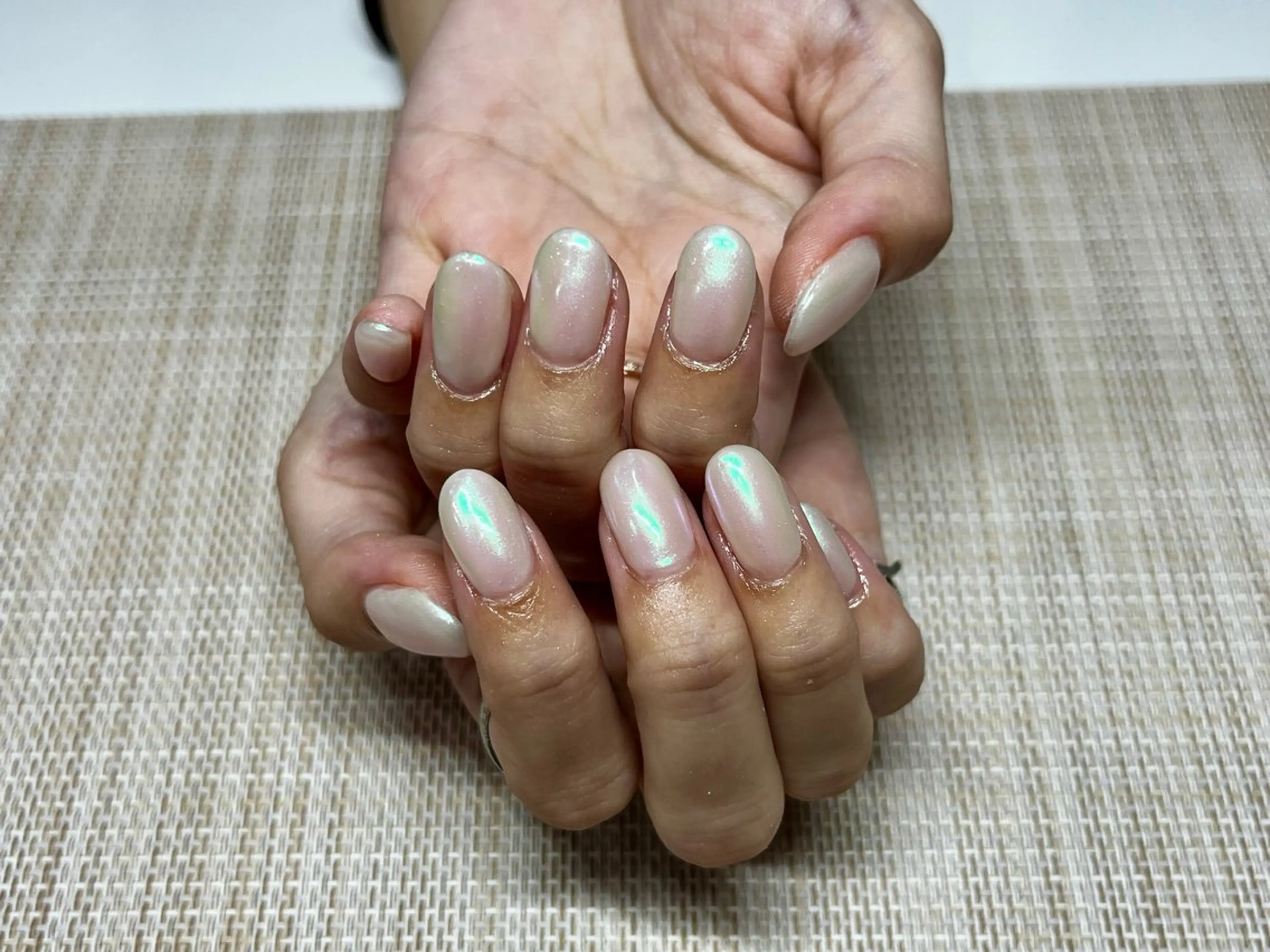 ネイル オーロラネイル オフィスネイル ワンカラーネイル シンプルネイル ホワイト ハンドネイル N's Nailのネイルデザイン