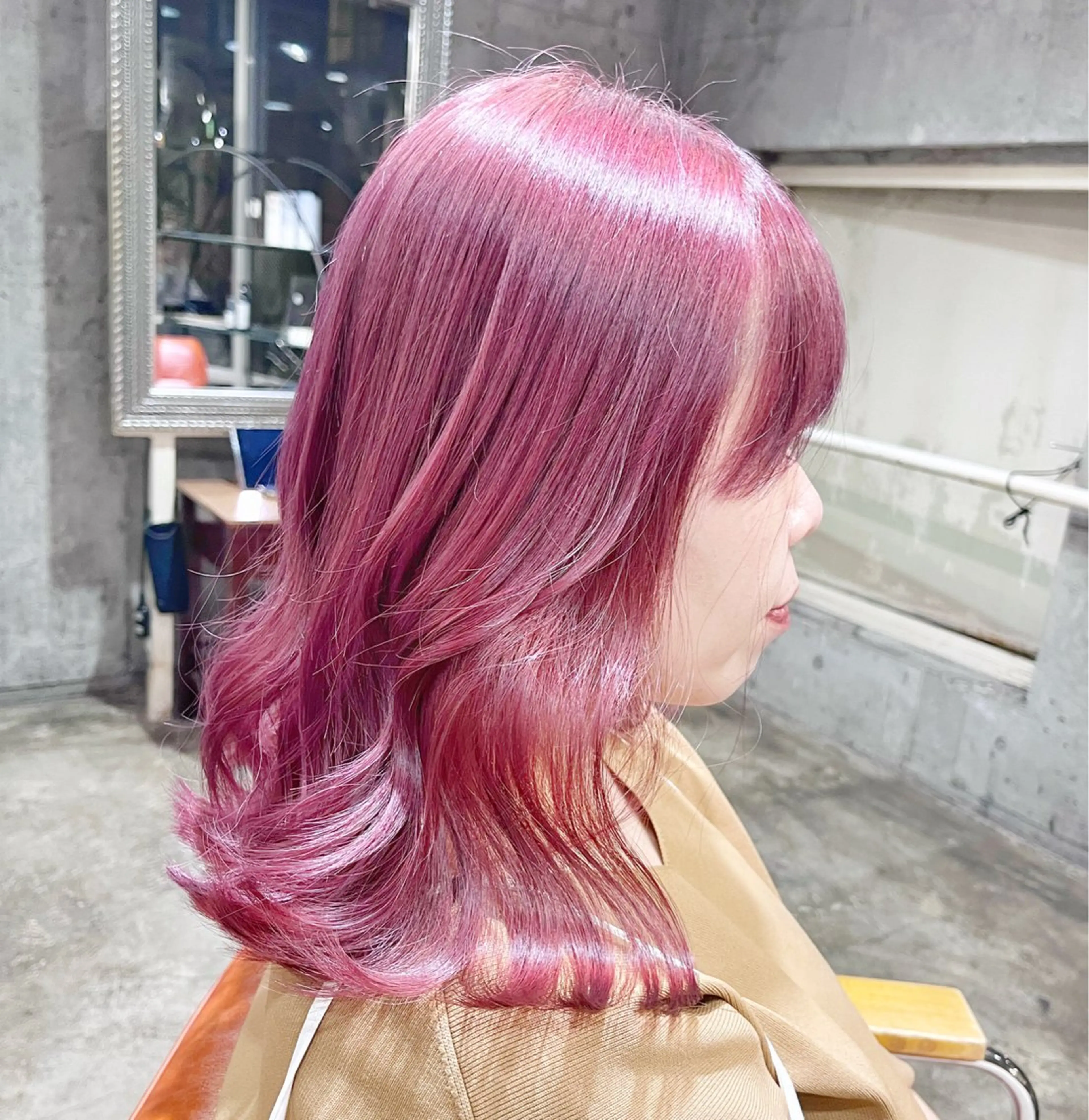 ミディアム カラー ヘアアレンジ ブリーチ ヘアカラー ピンクカラー🩷 ヘアセットＮＯ.1のヘアスタイル