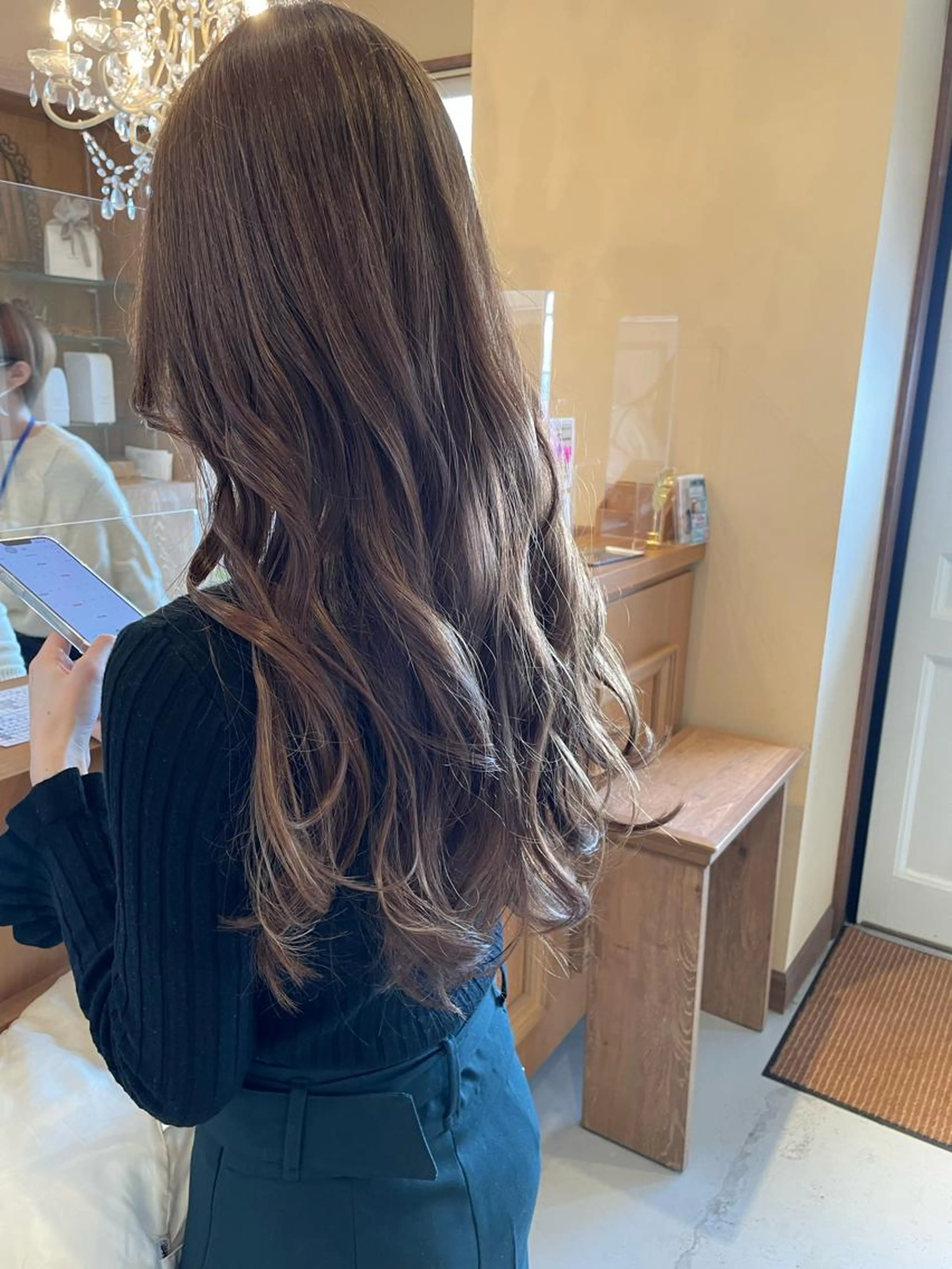 胸下から胸にかかるくらいの長さでレイヤーを入れたい方募集してます！※顔まわりだけレイヤー入れるという形でも可能ですの写真
