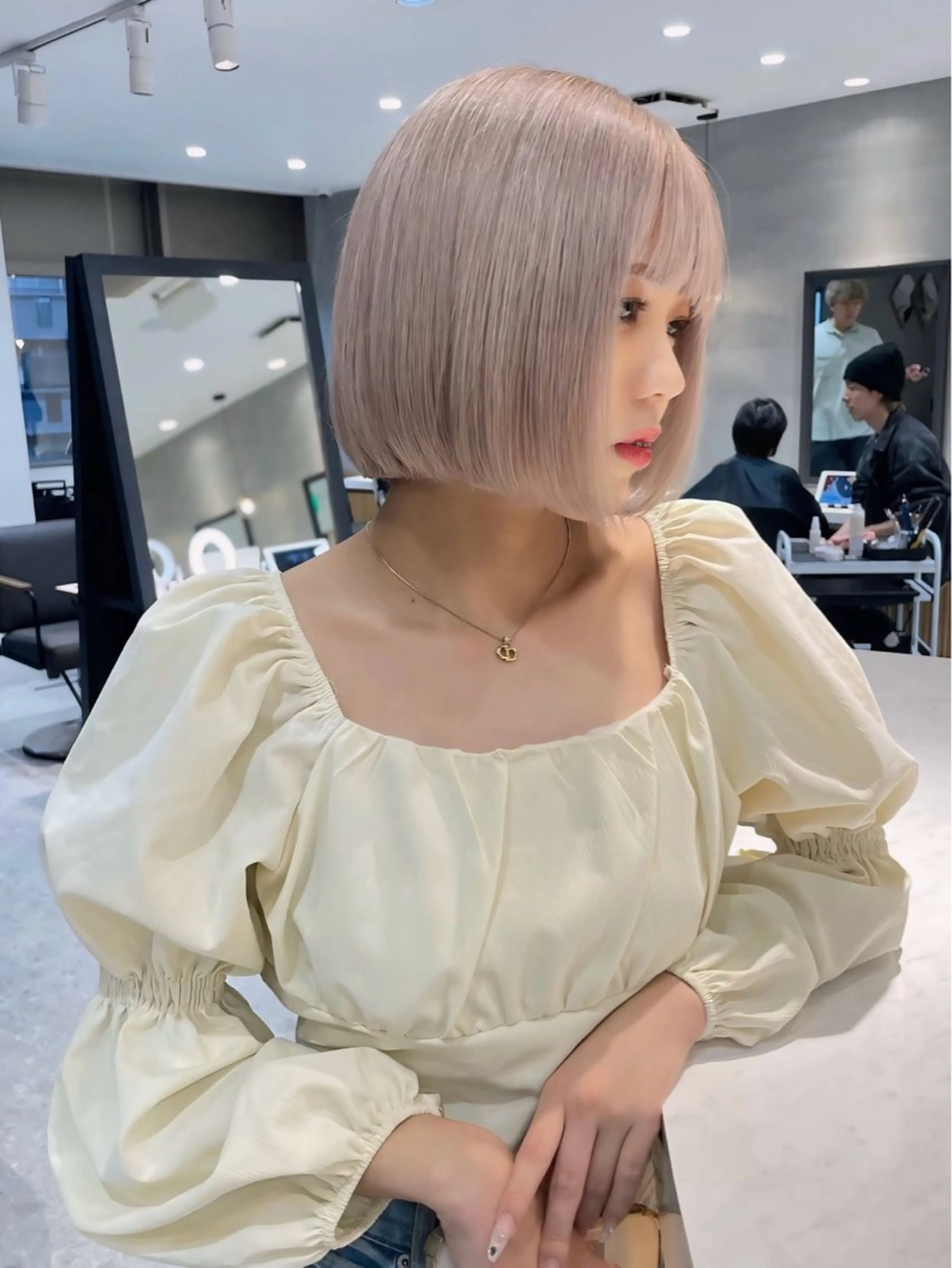 ミディアム カラー ヘアカラー トリートメント 💛ハイトーン× カット LEON🩶のヘアスタイル
