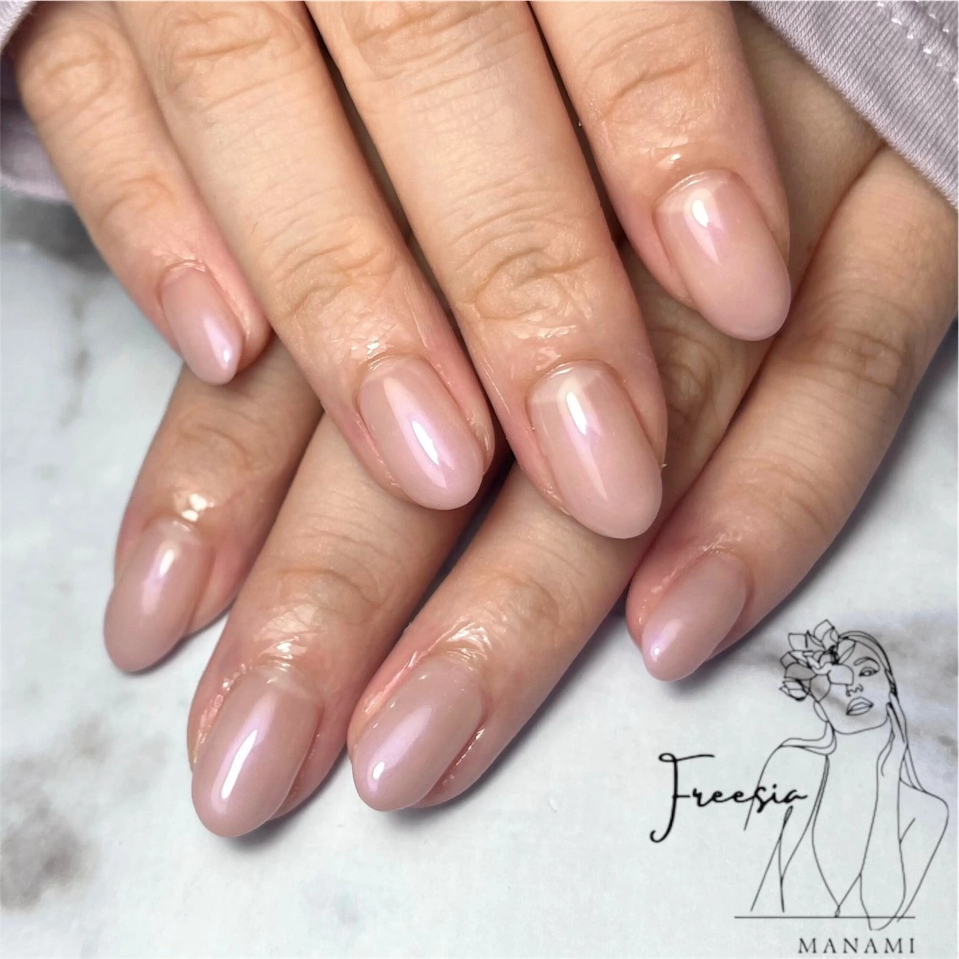 ネイル オーロラネイル ジェルネイル グラデーション ラメ(グリッター) ピンク ハンドネイル freesia Manamiのネイルデザイン