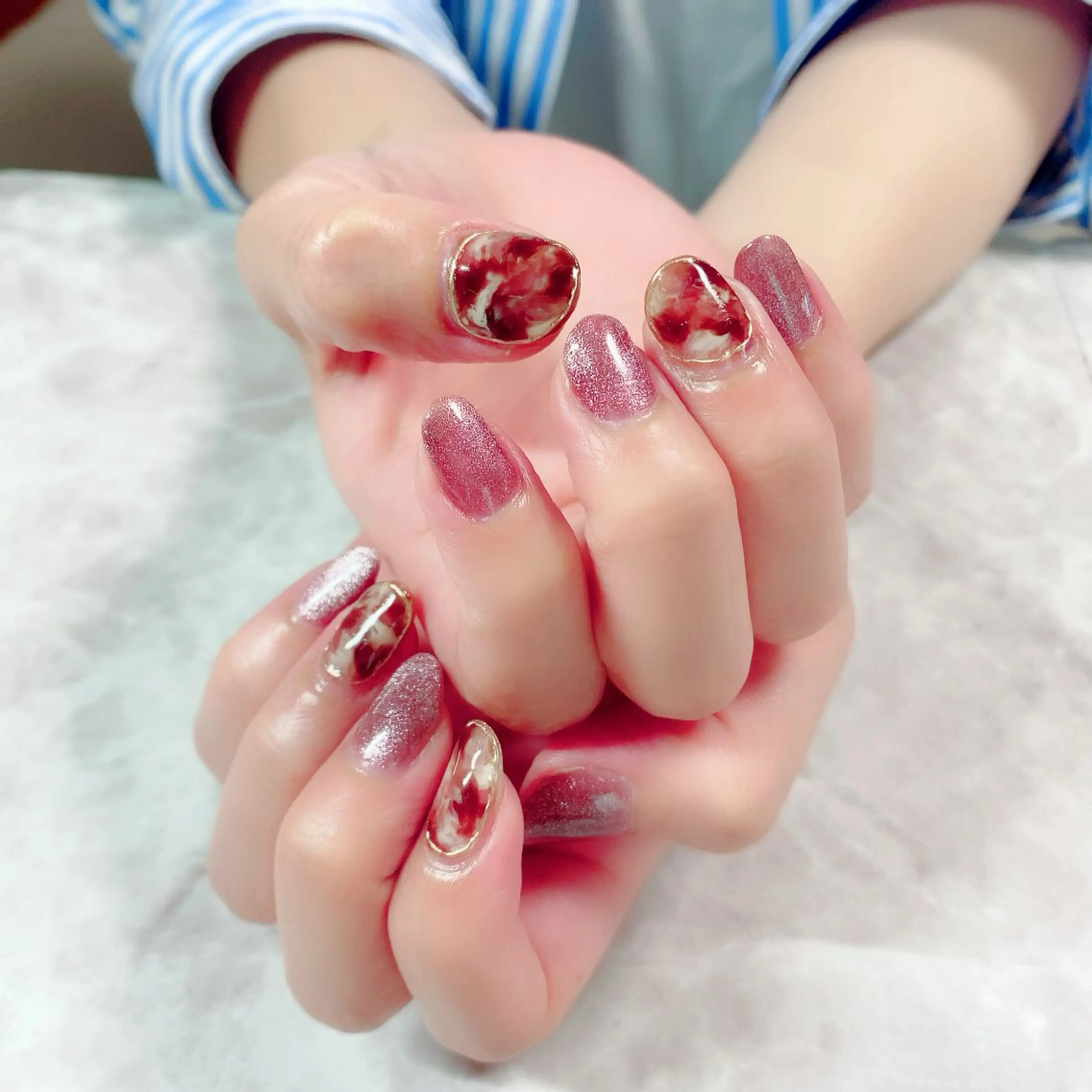 ネイル ブラウン ゴールド マグネットネイル 大理石ネイル(マーブル) ミラーネイル ハンドネイル マジョリカ ブルーのネイルデザイン