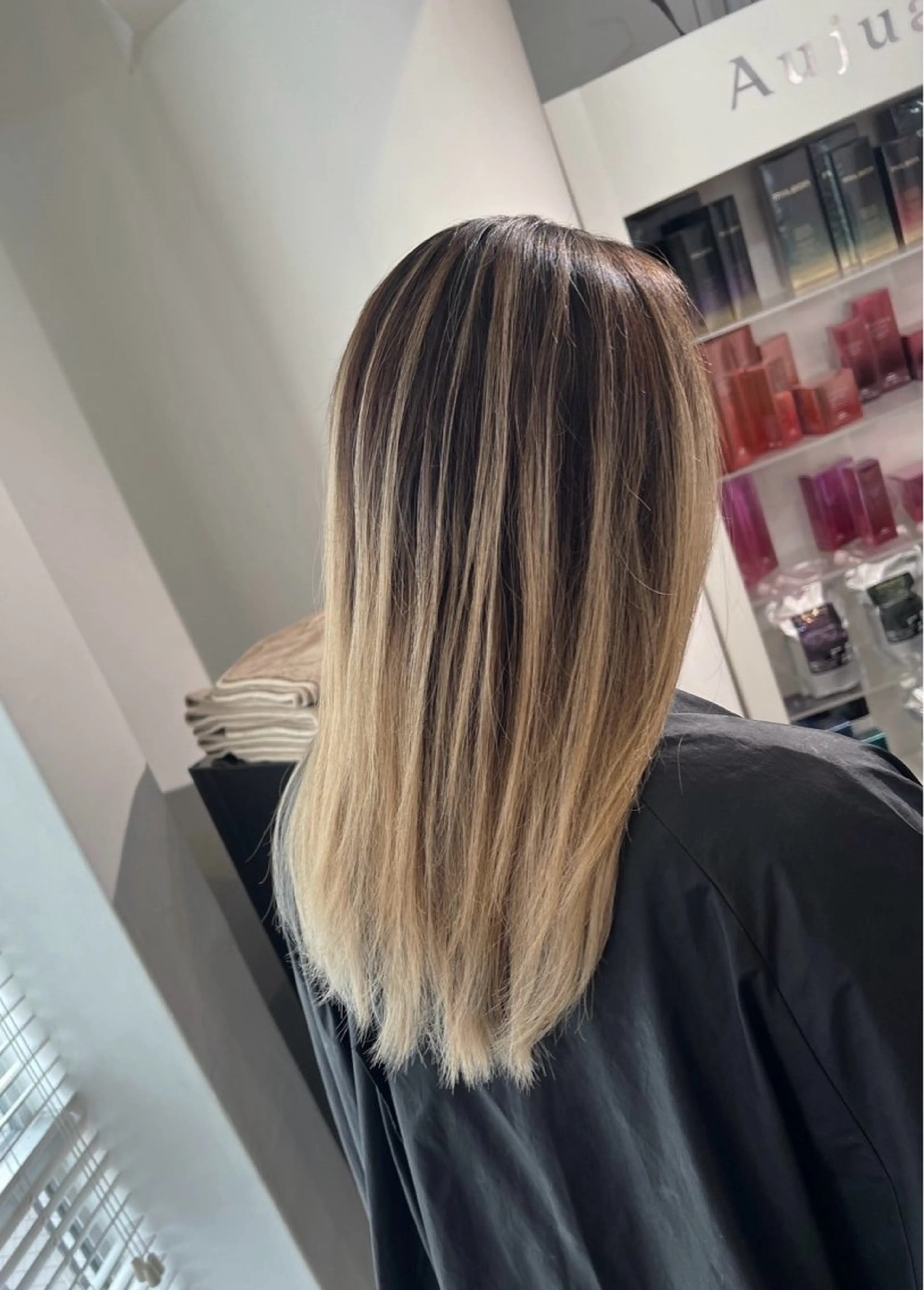 セミロング カラー バレイヤージュ ベージュカラー ホワイトベージュ レイヤーカット ヘアカラー ROBIN所属・指名数No.1 /NAOYAのヘアスタイル