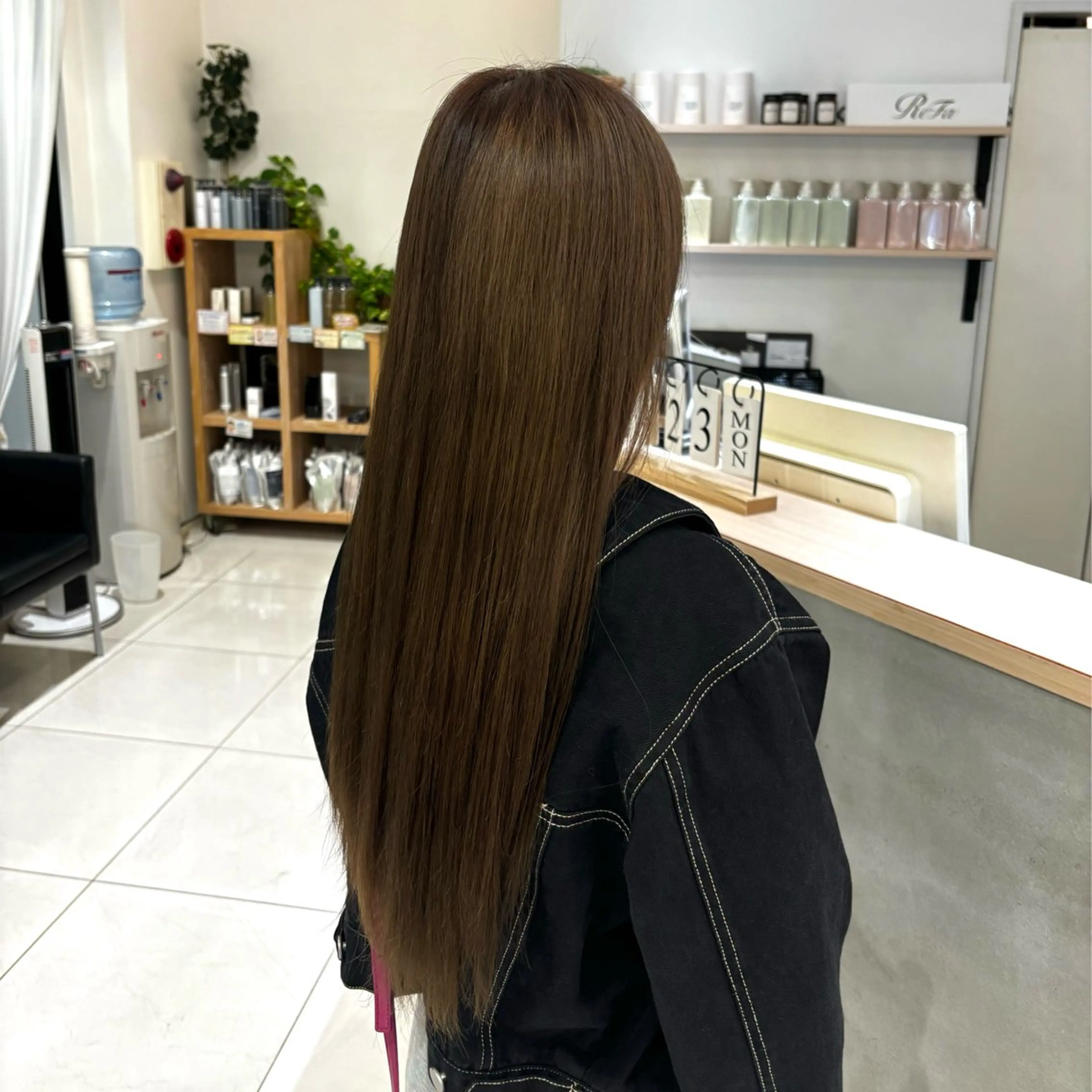 ロング カラー ベージュカラー ミルクティーベージュ ヘアカラー 辻村 彩華のヘアスタイル
