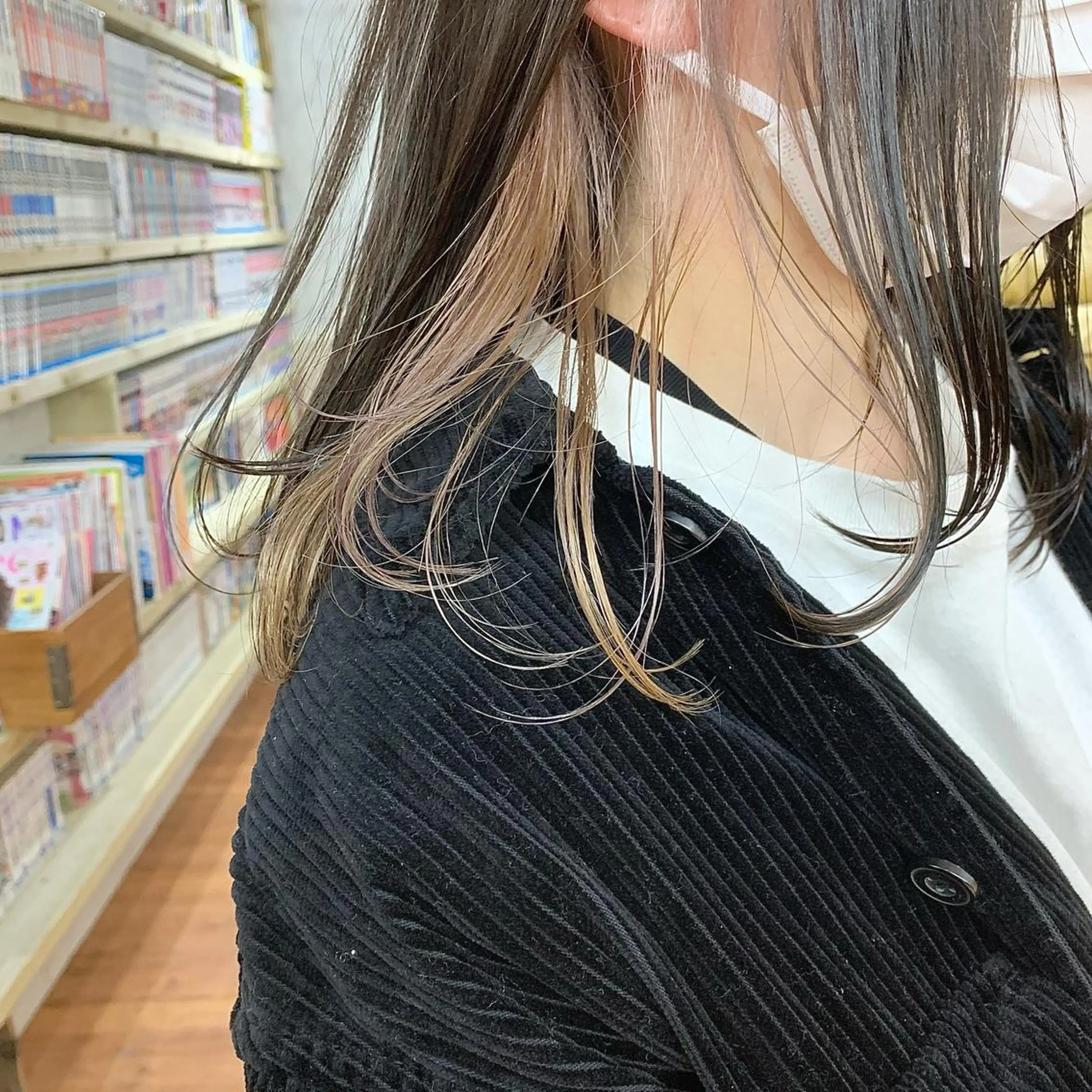 ミディアム カラー ベージュカラー ブリーチ インナーカラー ペールベージュ カット ヘアカラー トリートメント お顔まわりカット🌱 emo.村松泉綺のヘアスタイル