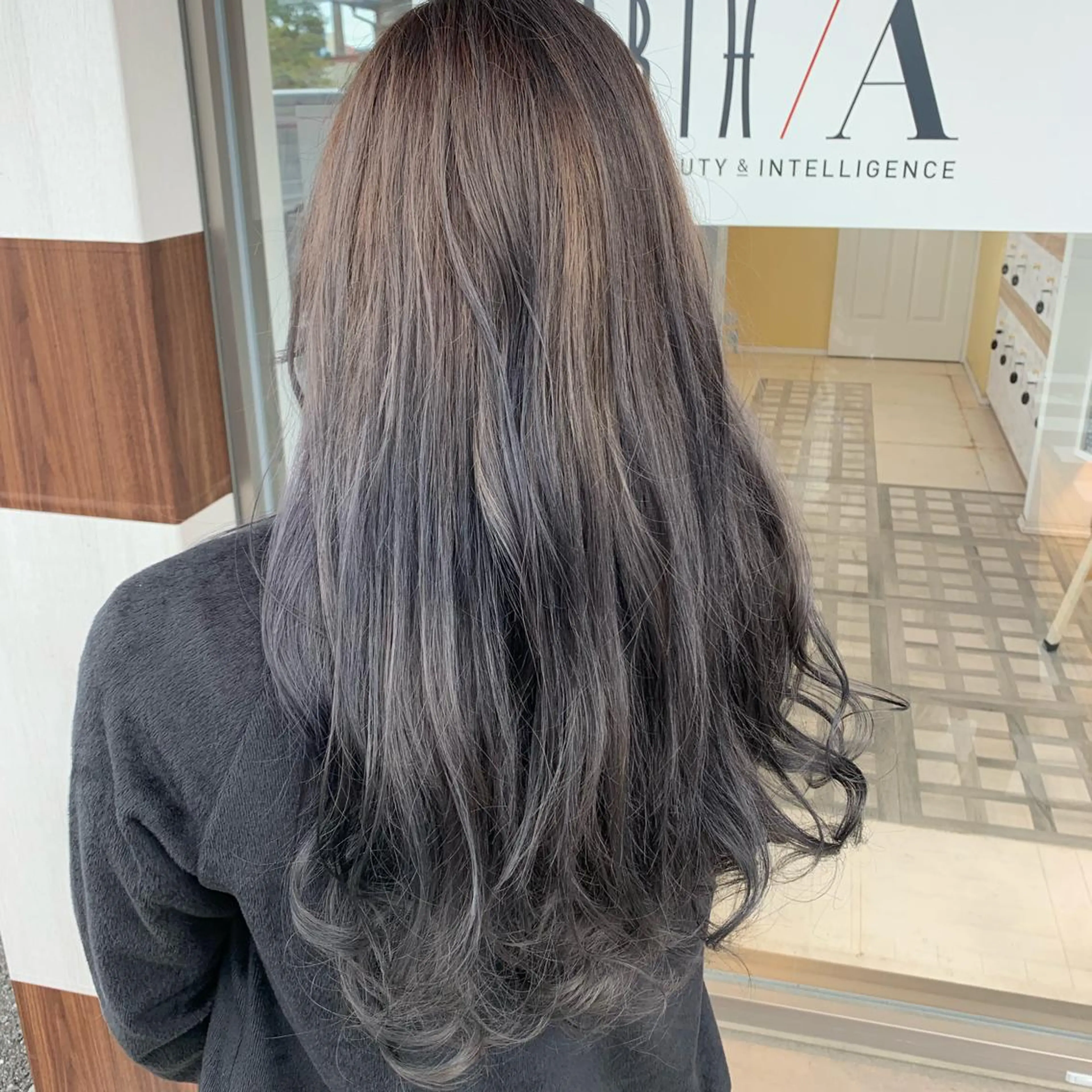 ロング カラー ハイトーンカラー シルバー 畠山 華奈のヘアスタイル