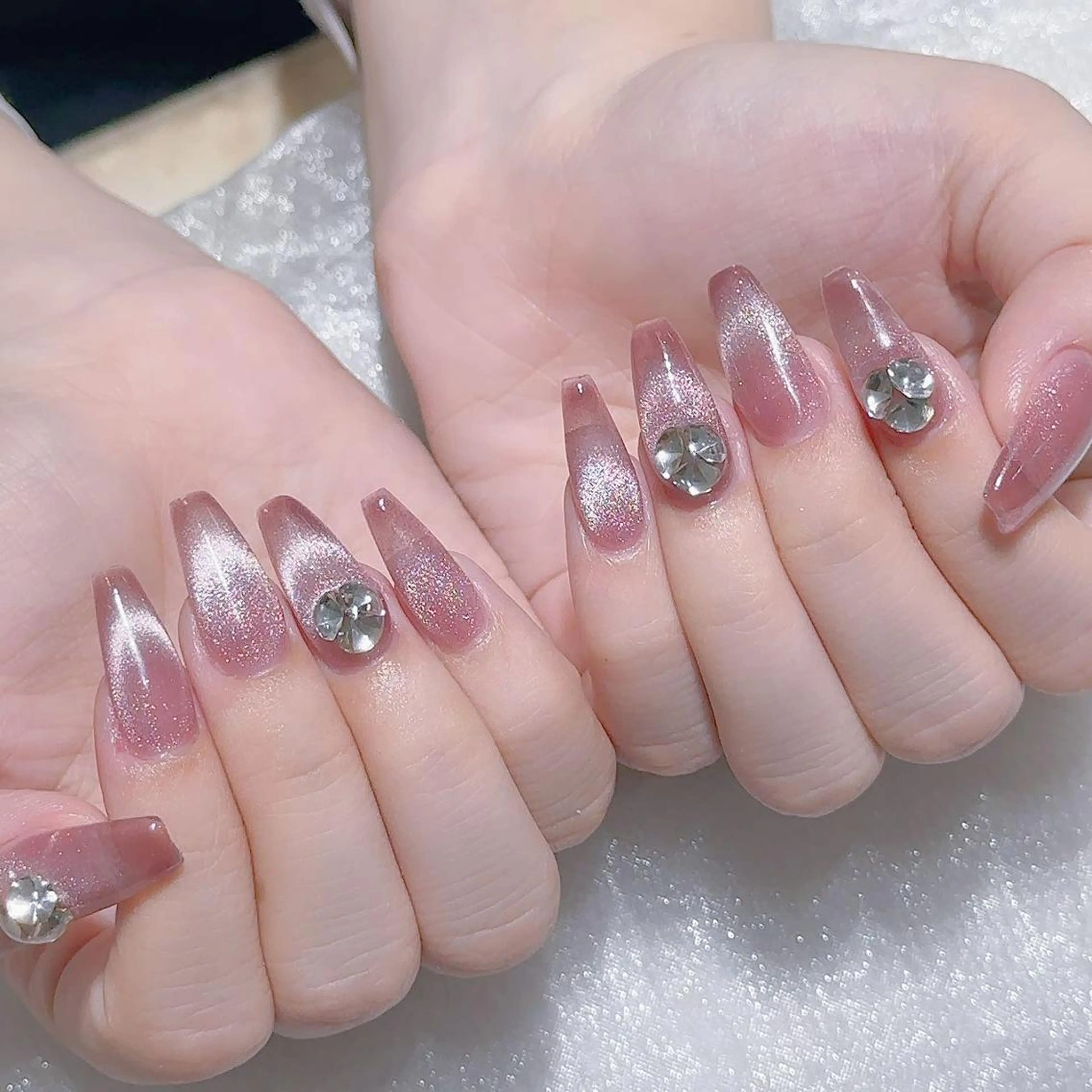 ネイル チークネイル ジェルネイル キラキラネイル マグネットネイル 持ち込み ハンドネイル Queens 新宿本店のネイルデザイン