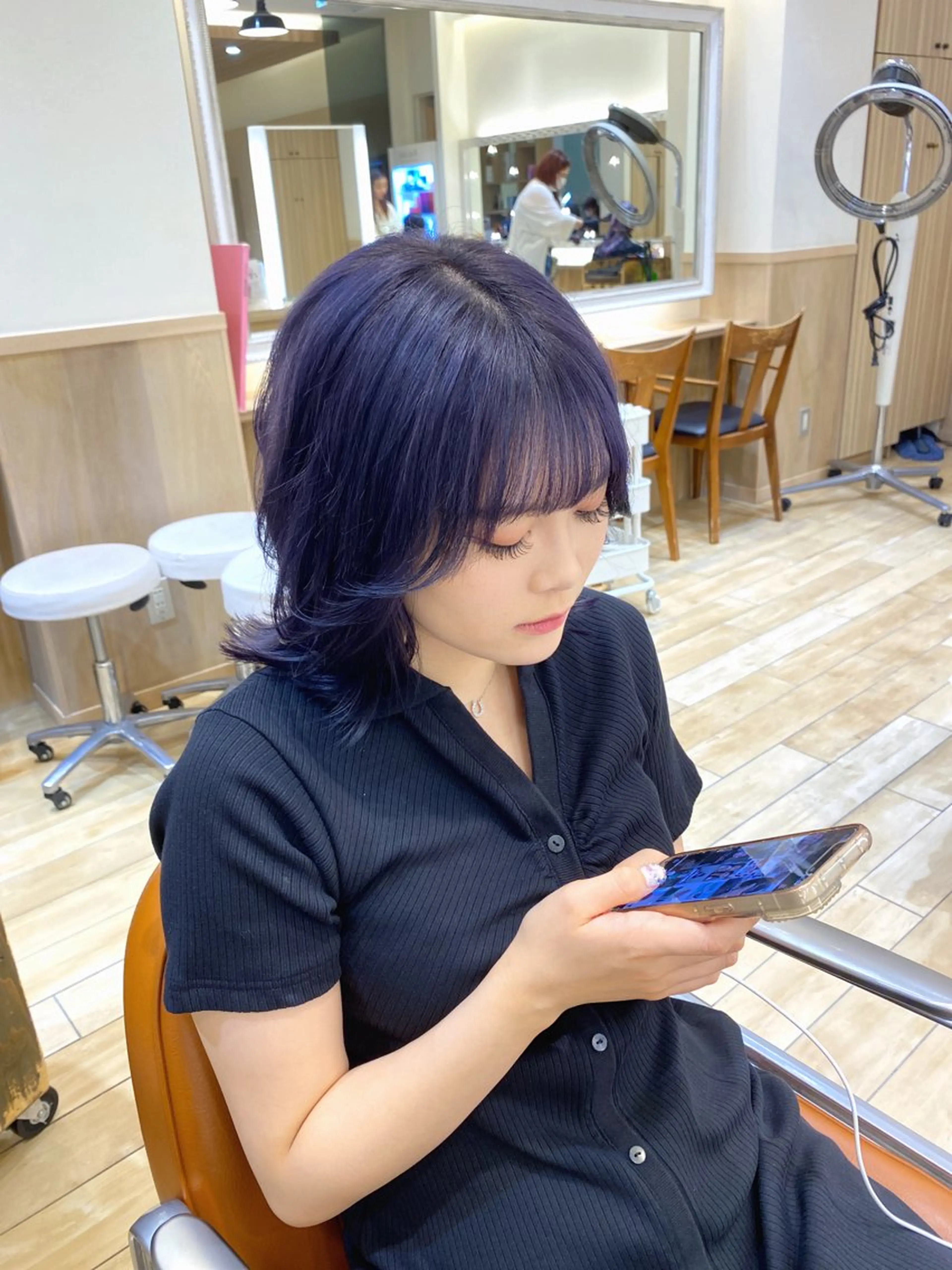 ミディアム カラー ヘアアレンジ ブリーチ ブルーカラー ブルーバイオレット シルバー バイオレットカラー カット ヘアカラー トリートメント ヘアセット 新宿スペインカール ヨモギダのヘアスタイル