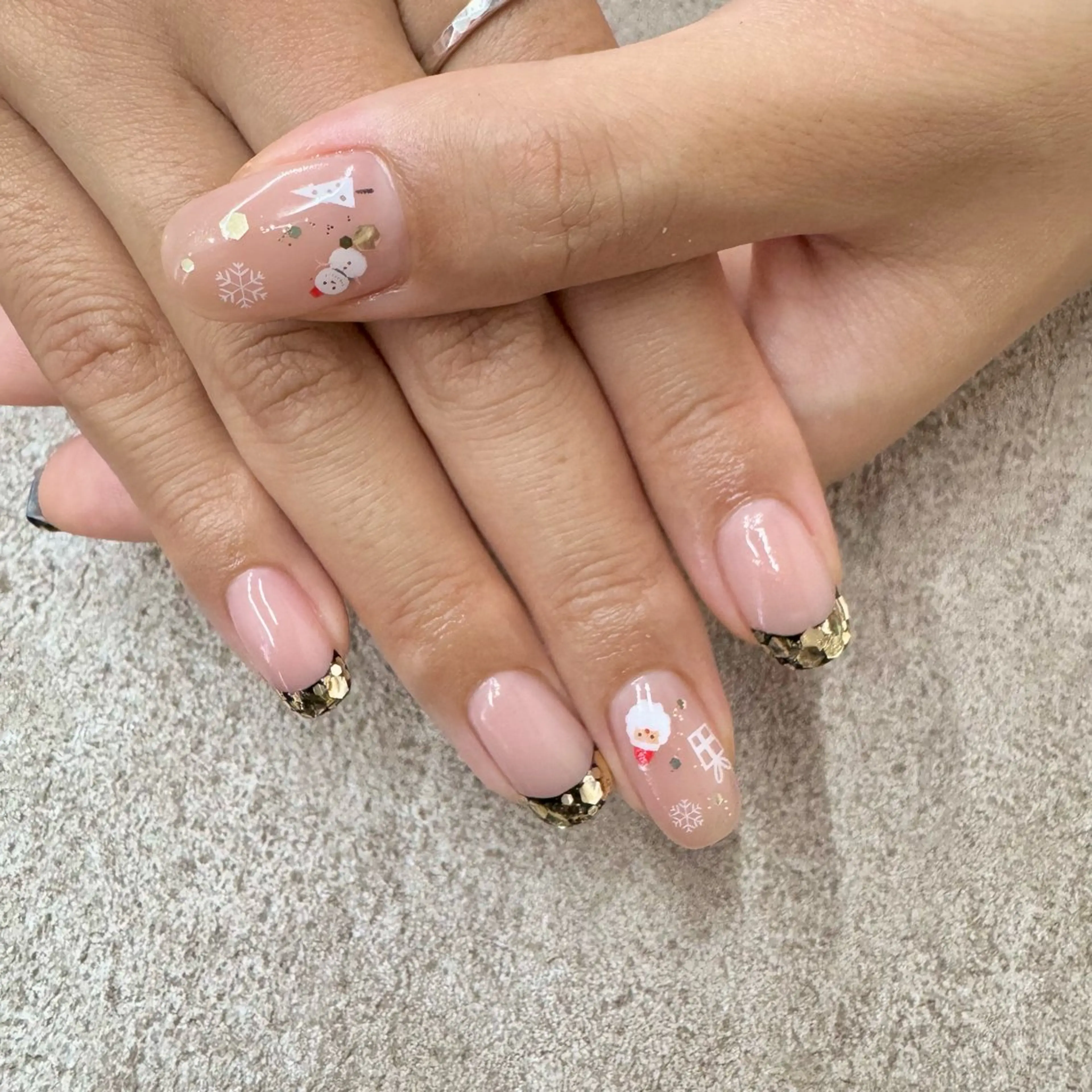 ネイル フレンチネイル キラキラネイル 持ち込み 冬ネイル クリスマス Nail Sant Esperanza by SALON DE やす所属・Sant Esperanzaのネイルデザイン