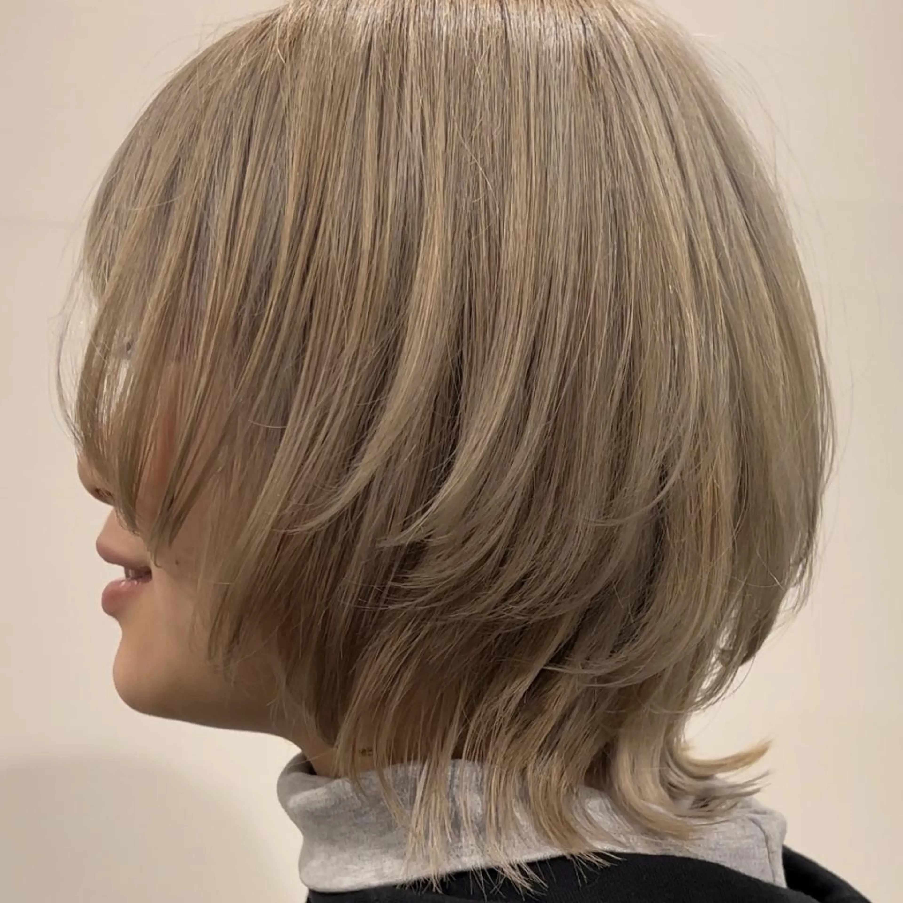 ミディアム カラー ベージュカラー ブリーチ 透明感カラー ダブルカラー ハイトーンカラー カット ヘアカラー Halo/長居美容室 ショート/ROKIのヘアスタイル