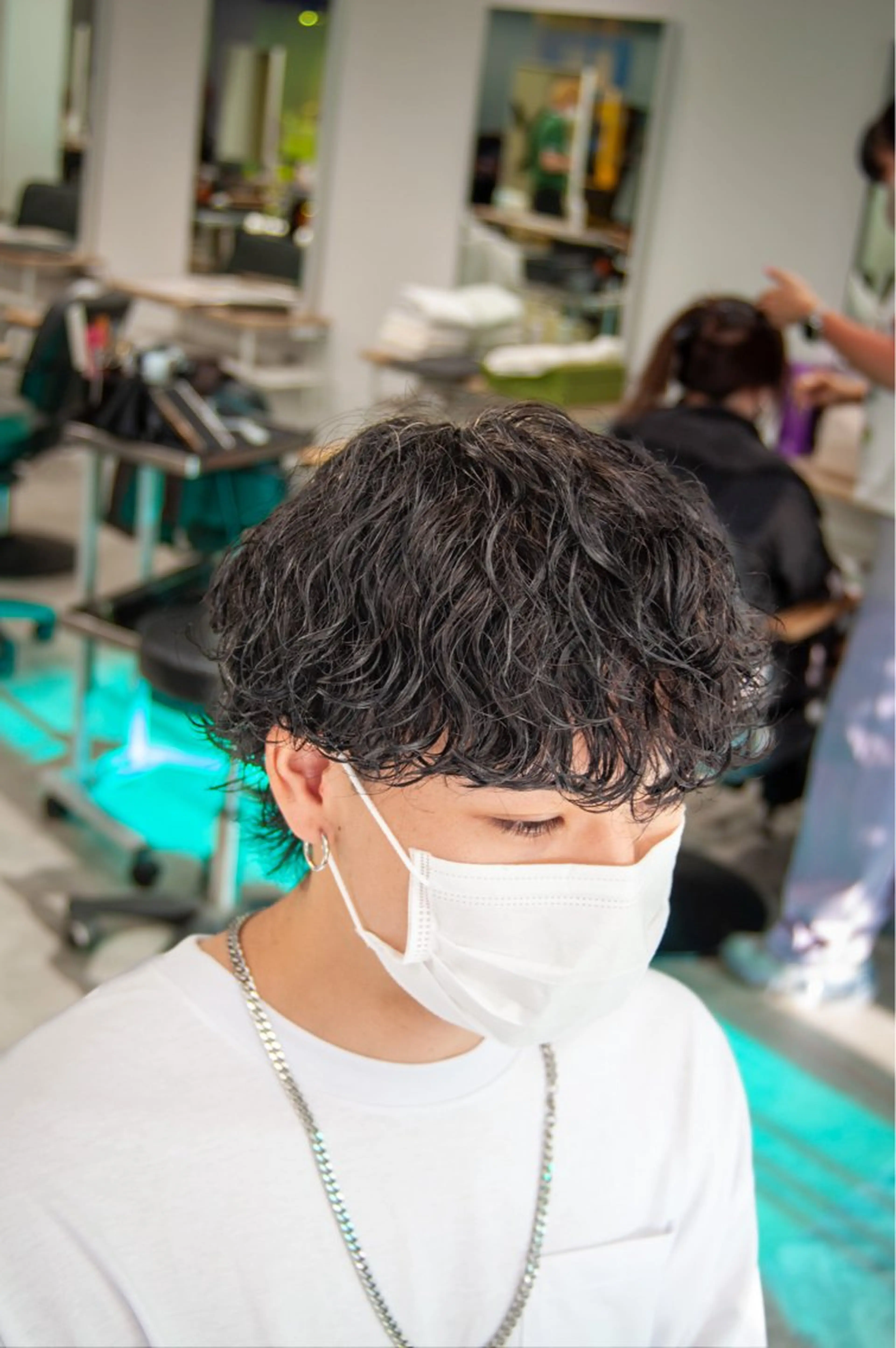 パーマ メンズ メンズパーマ 学生（メンズ向け） 波巻きパーマ 学生 スパイラルパーマ カット パーマ シャドウパーマ/ スパイキーショートのヘアスタイル