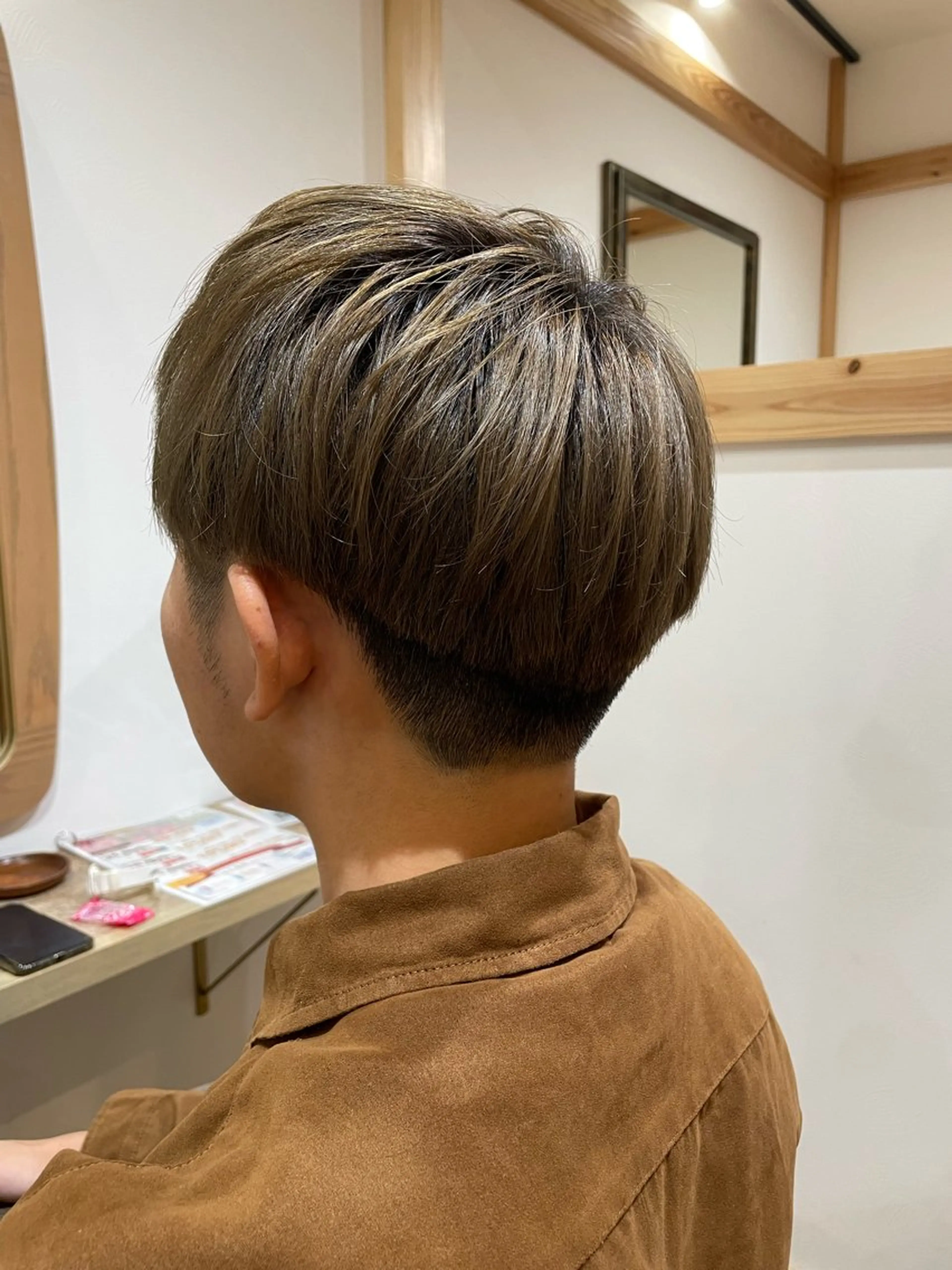 メンズ マッシュ 刈り上げ 山口里莉 /ブリーチカラーのヘアスタイル