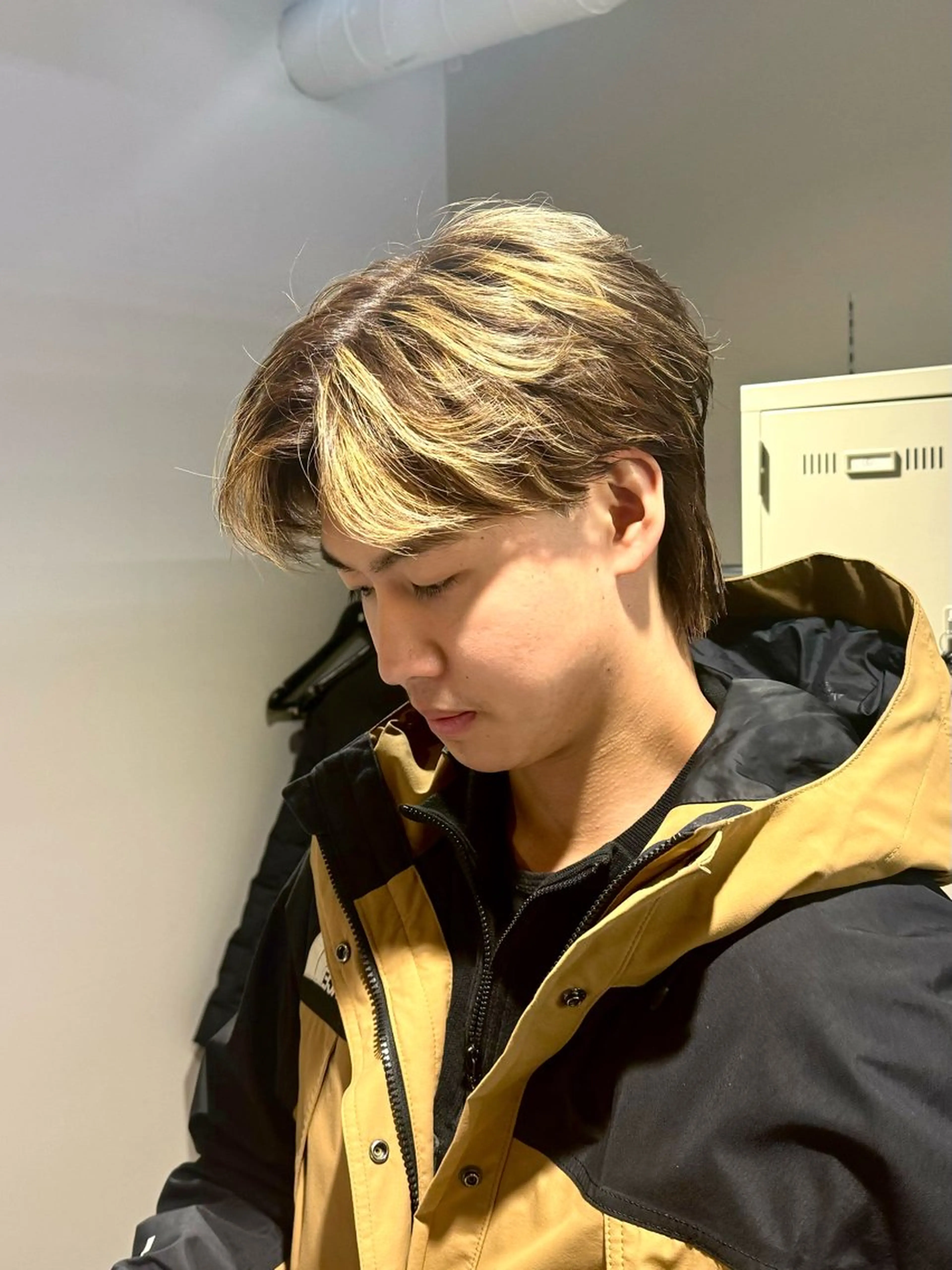 ミディアム カラー パーマ ヘアアレンジ メンズ ミディアムパーマ フェザーパーマ メンズメッシュ メンズパーマ メッシュ カット ヘアカラー パーマ ヘッドスパ ヘアセット 顔まわりカット の達人のヘアスタイル