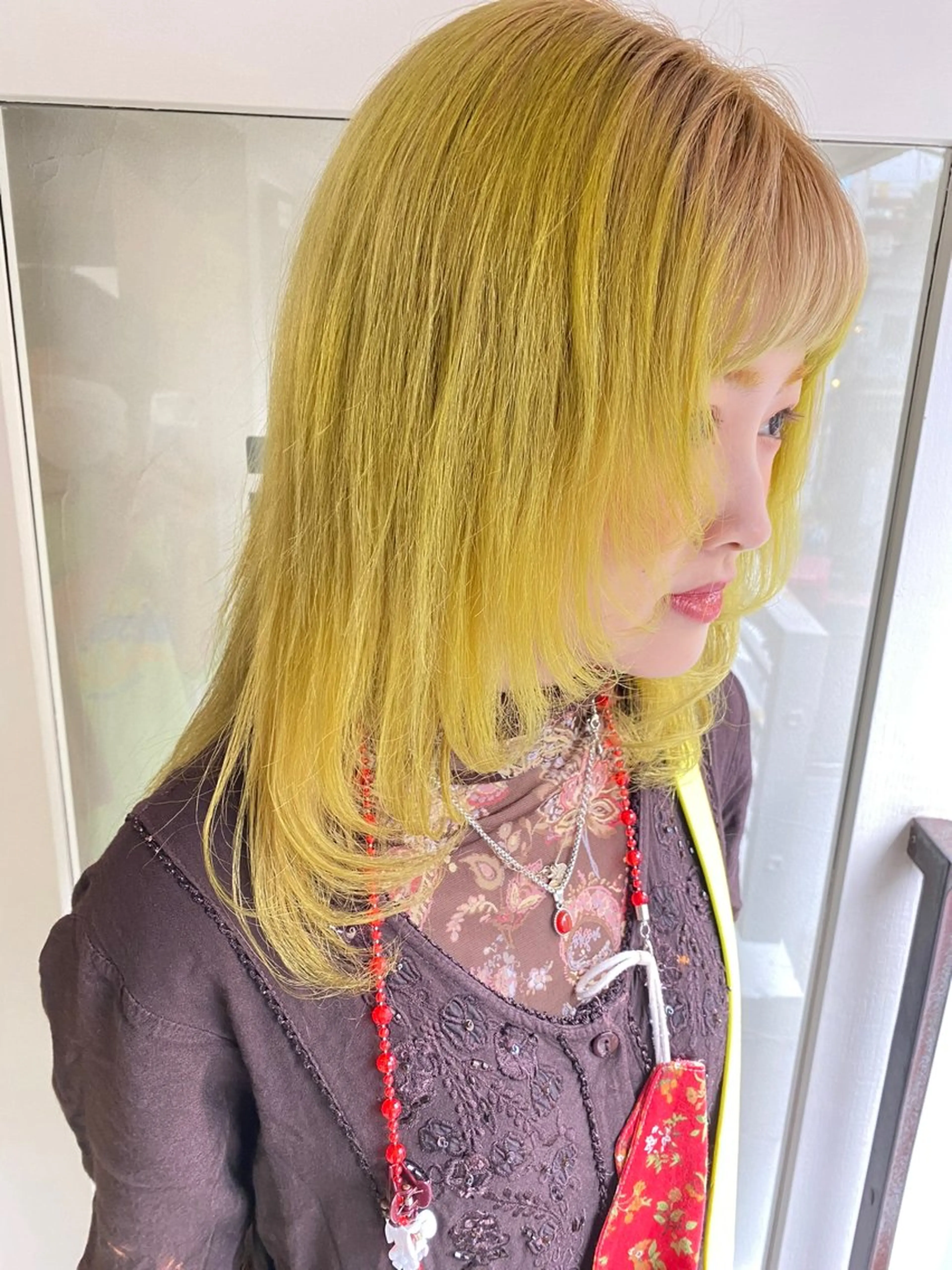 セミロング カラー ブリーチ イエローカラー レイヤーカット カット ヘアカラー トリートメント TELA HAIR 瑞江店所属・TELAHAIR片塩 結香のヘアスタイル