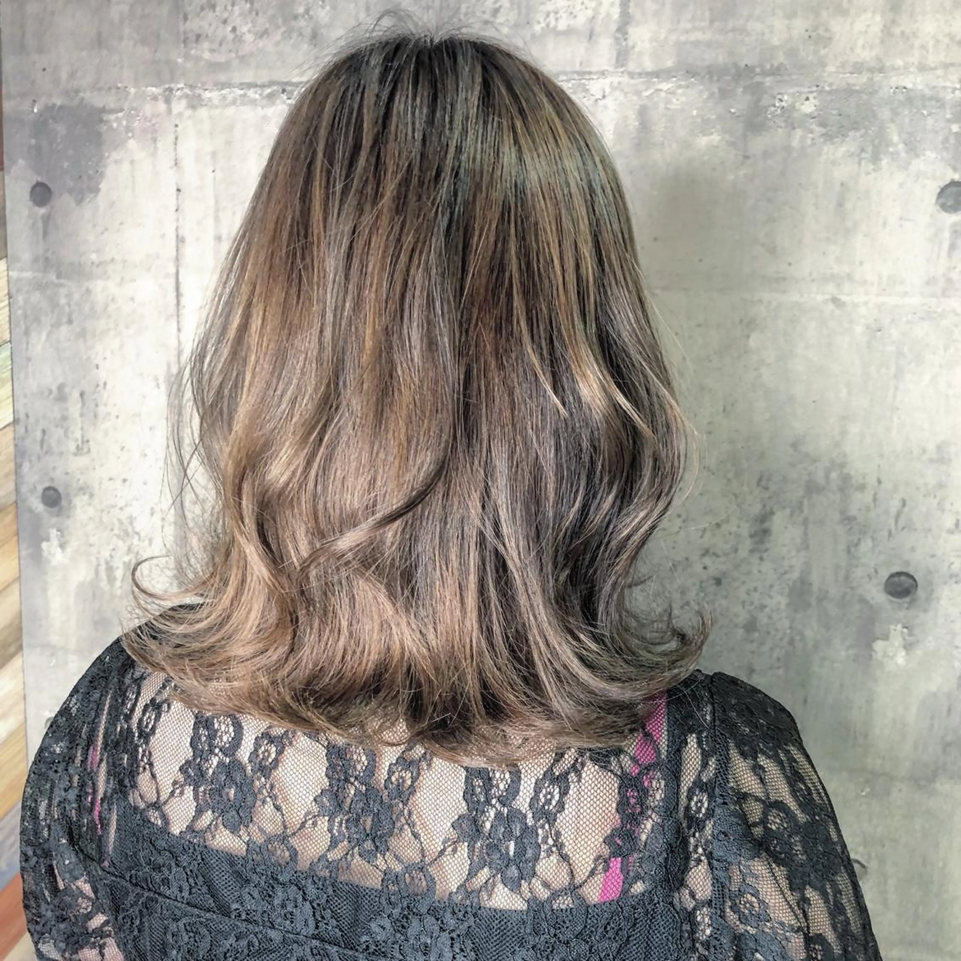 ミディアム カラー ヘアアレンジ カット ヘアカラー トリートメント 韓国風レイヤー ハイトーンRYOTAのヘアスタイル