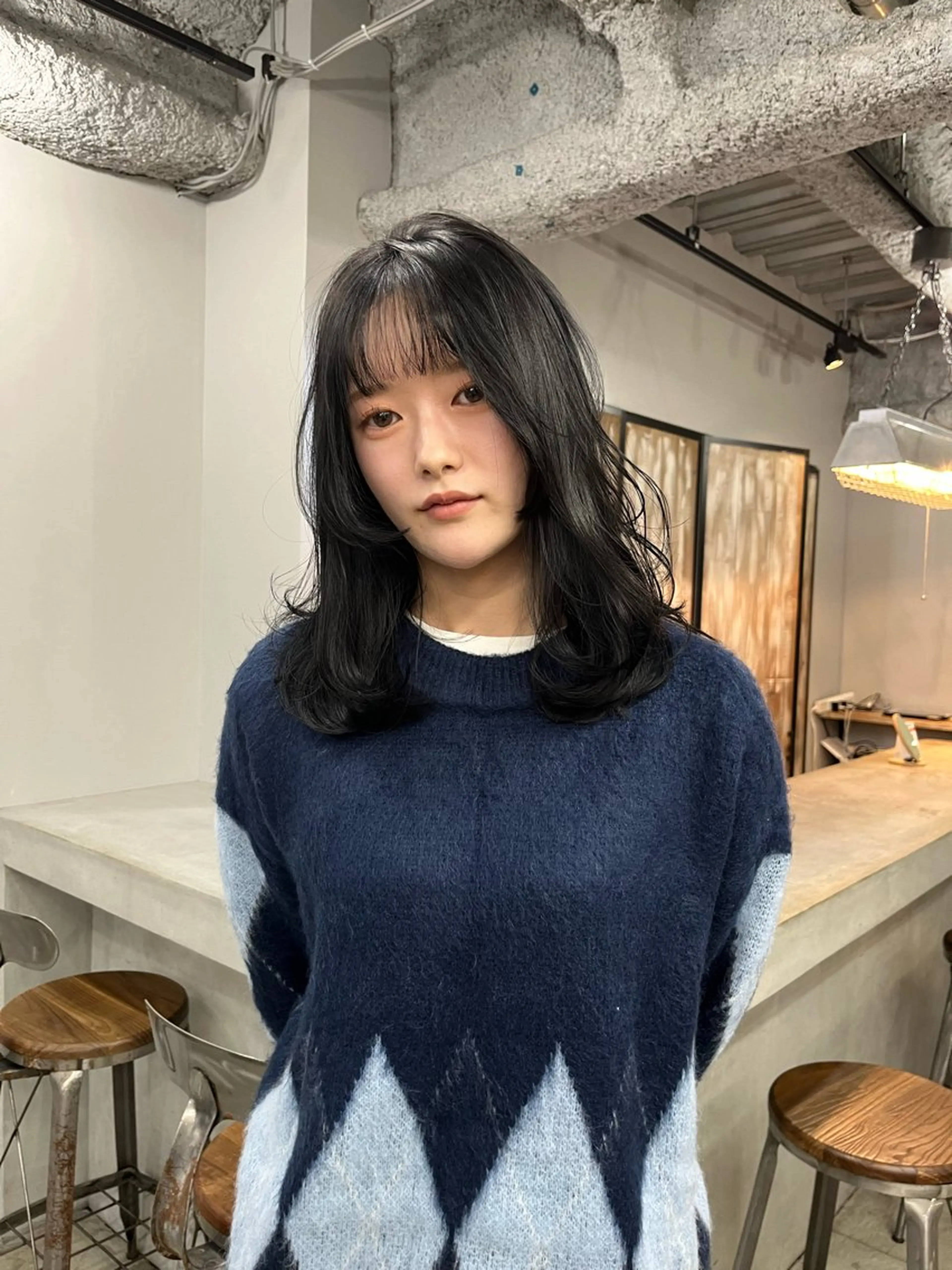 セミロング カラー 黒髪 ブルーカラー ブルーブラック くびれヘア 韓国風ヘア カット ヘアカラー トリートメント ヘアセット 韓国ヘア🫧 KAZUTOのヘアスタイル