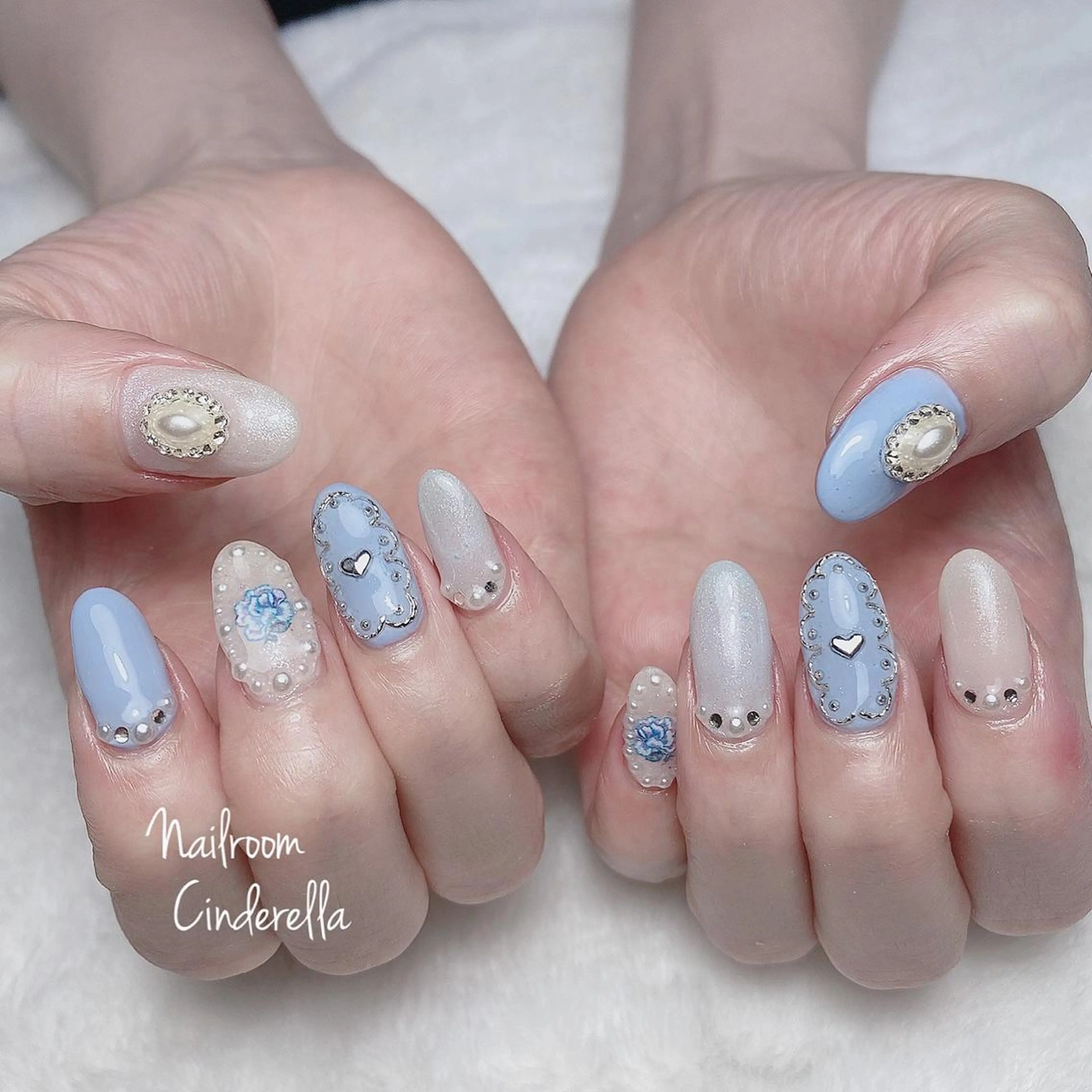ネイル 水色 ホワイト Nailroom. Cinderellaのネイルデザイン