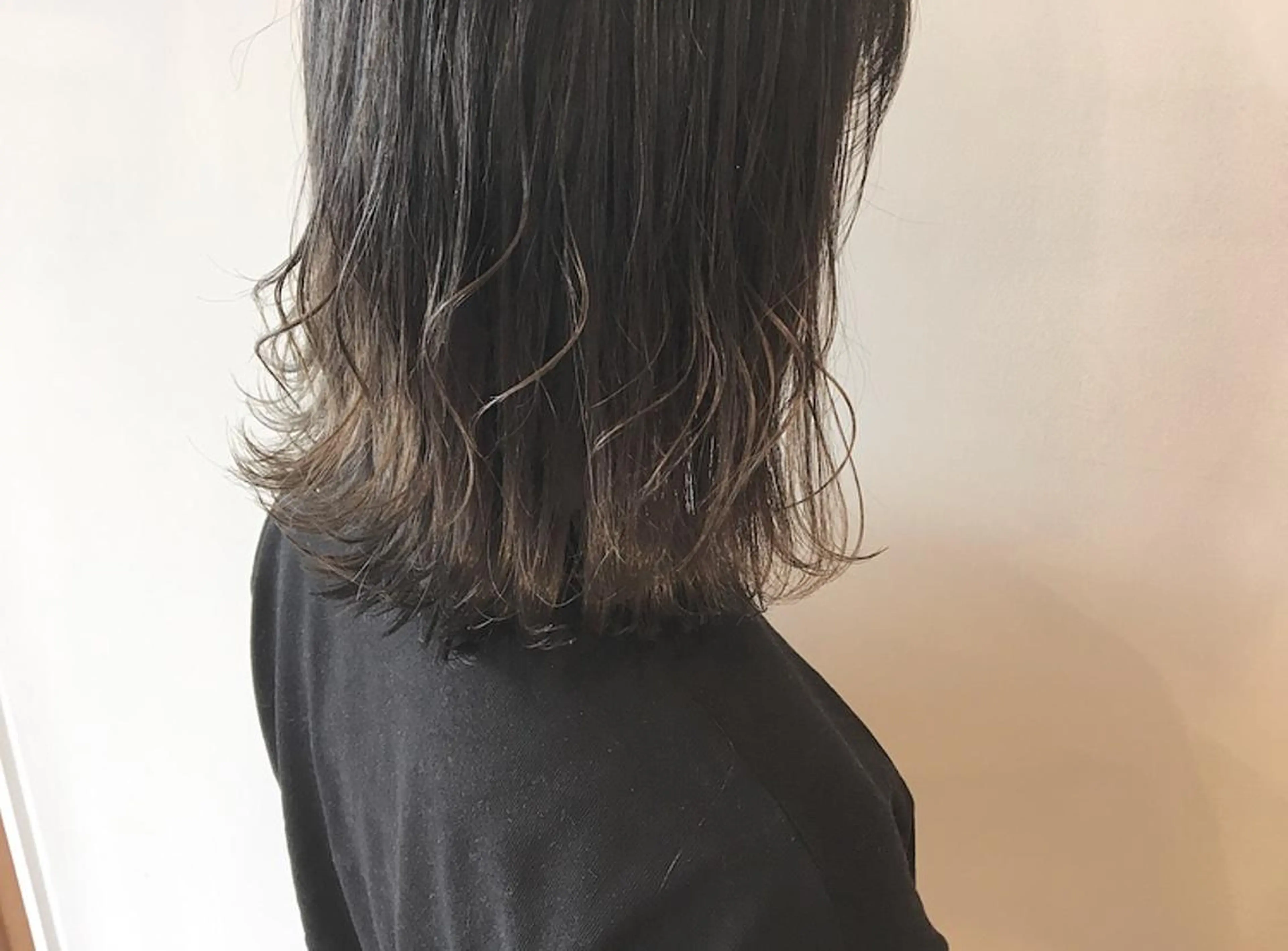 ミディアム カラー アッシュ アッシュグレー ブリーチ グラデーションカラー ハイライトカラー カット ヘアカラー トリートメント 鈴木 翔梧のヘアスタイル