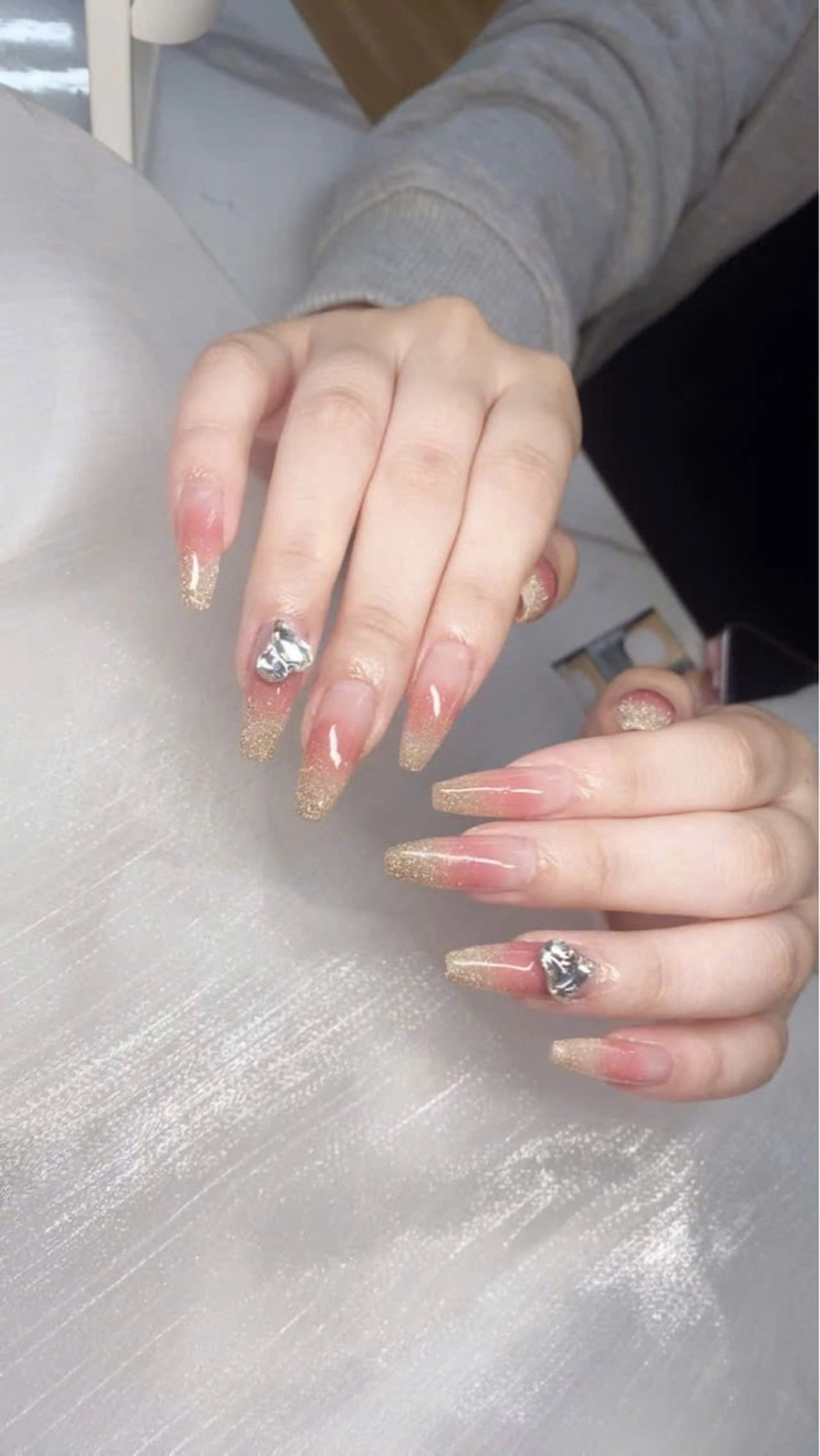 ネイル フレンチネイル グラデーション キラキラネイル 韓国ネイル マグネットネイル ハンドネイル ハンドケア Hara Nail 【パラジェル使用】のネイルデザイン