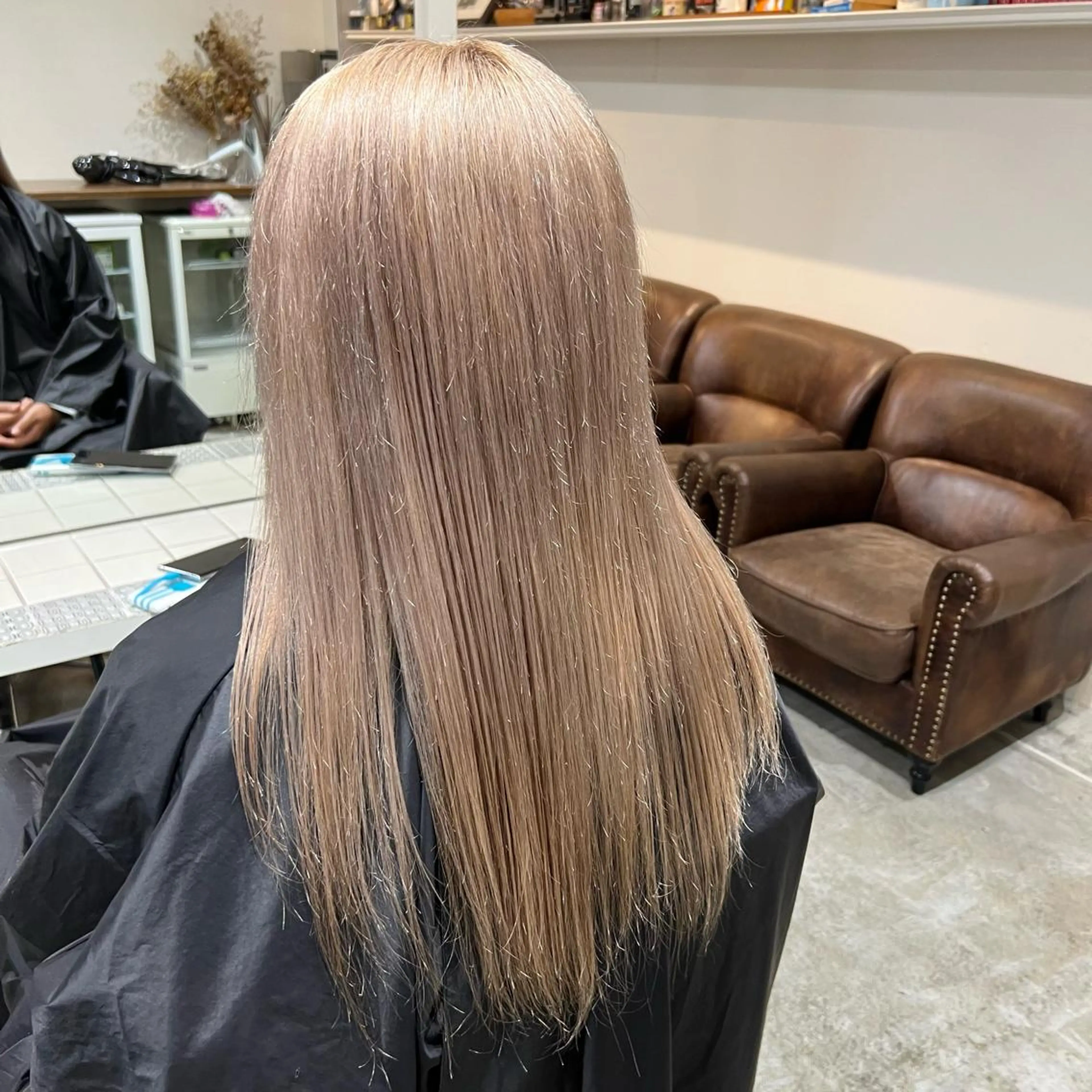 ロング カラー ベージュカラー デザインカラー ハイトーンカラー ミルクティーベージュ オカベ ショウマのヘアスタイル