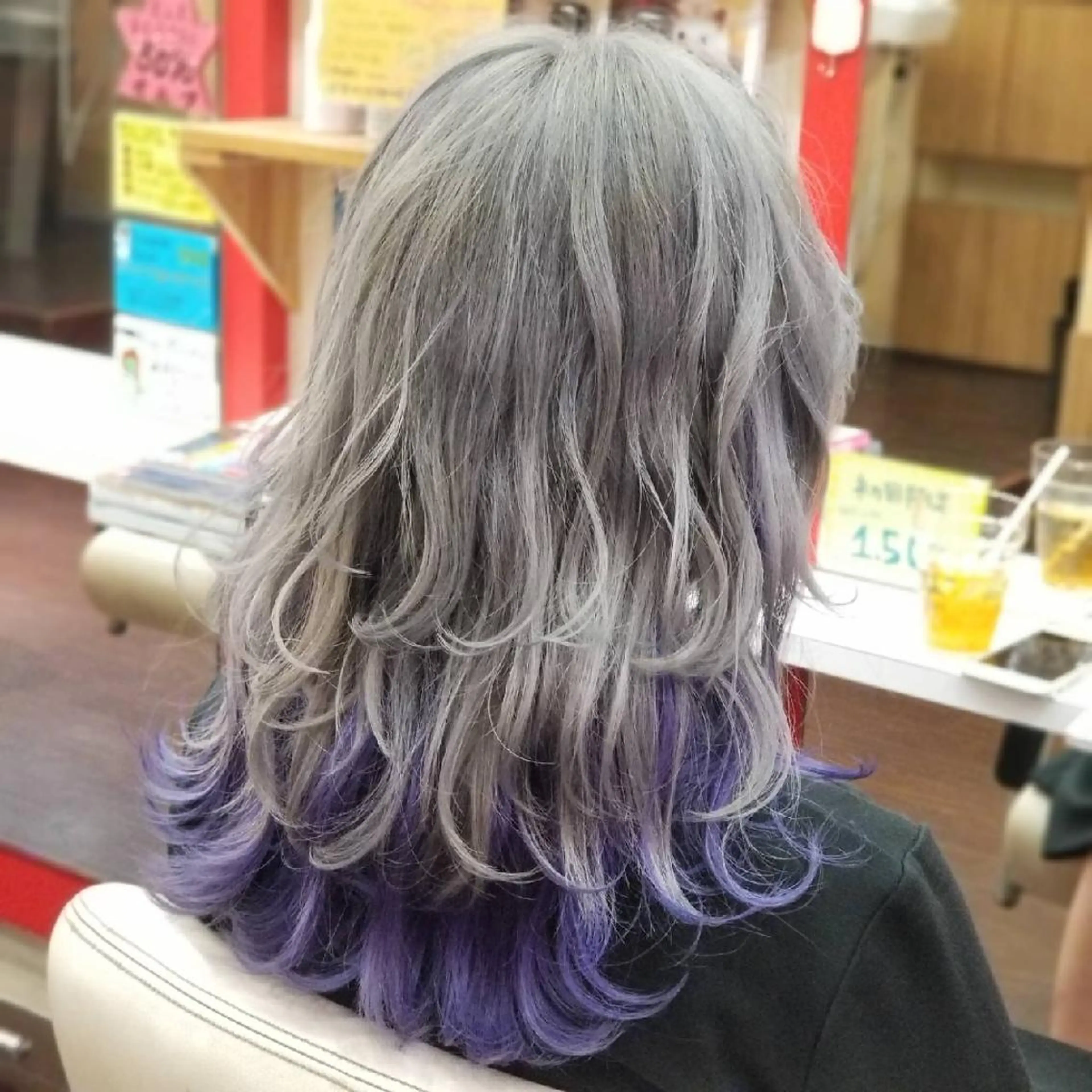 ミディアム カラー アッシュ ブリーチ ラベンダーカラー ホワイトアッシュ レイヤーカット ヘアカラー 植田 修平/エクステ /髪質改善カラーのヘアスタイル