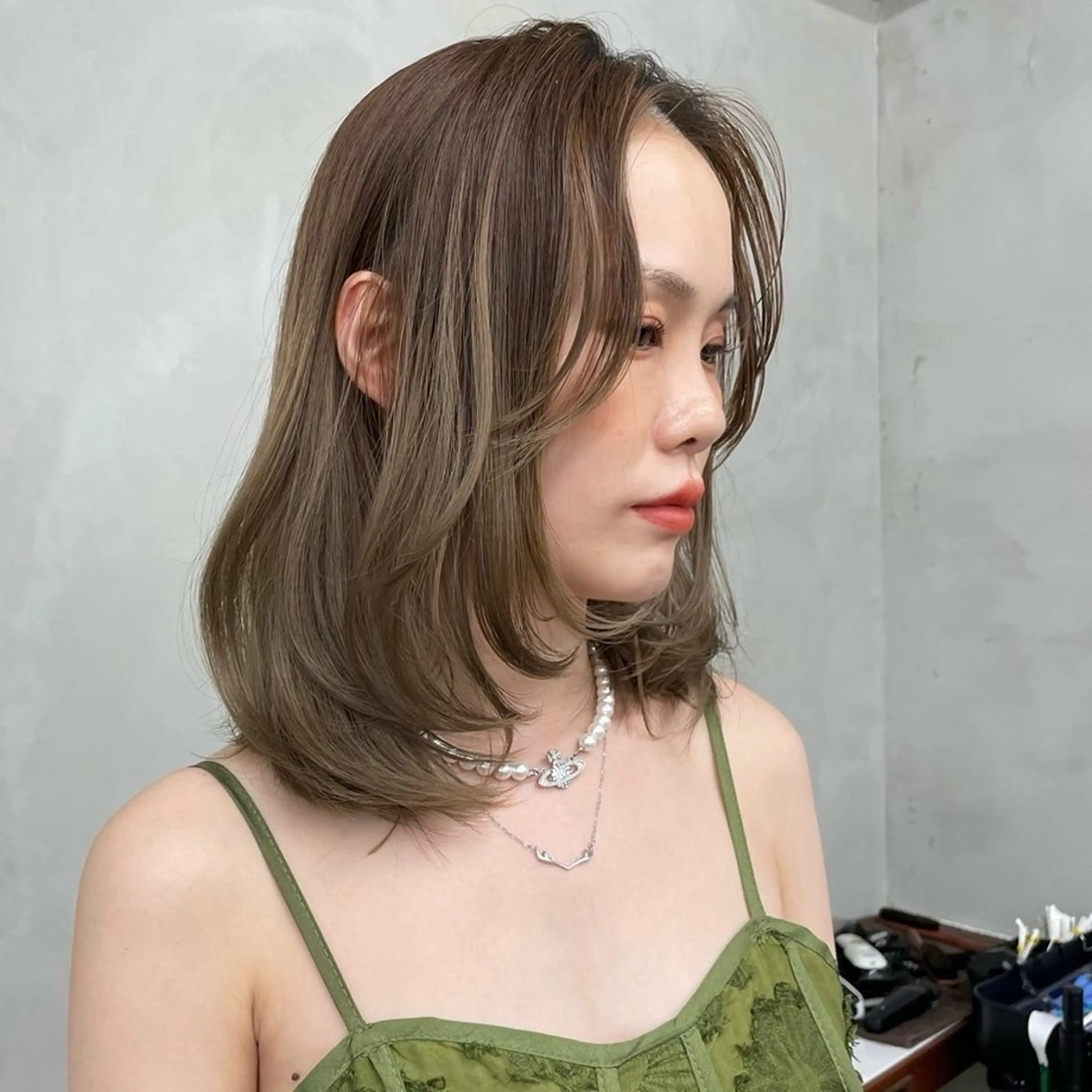 ミディアム レイヤーカット /センターパートのヘアスタイル