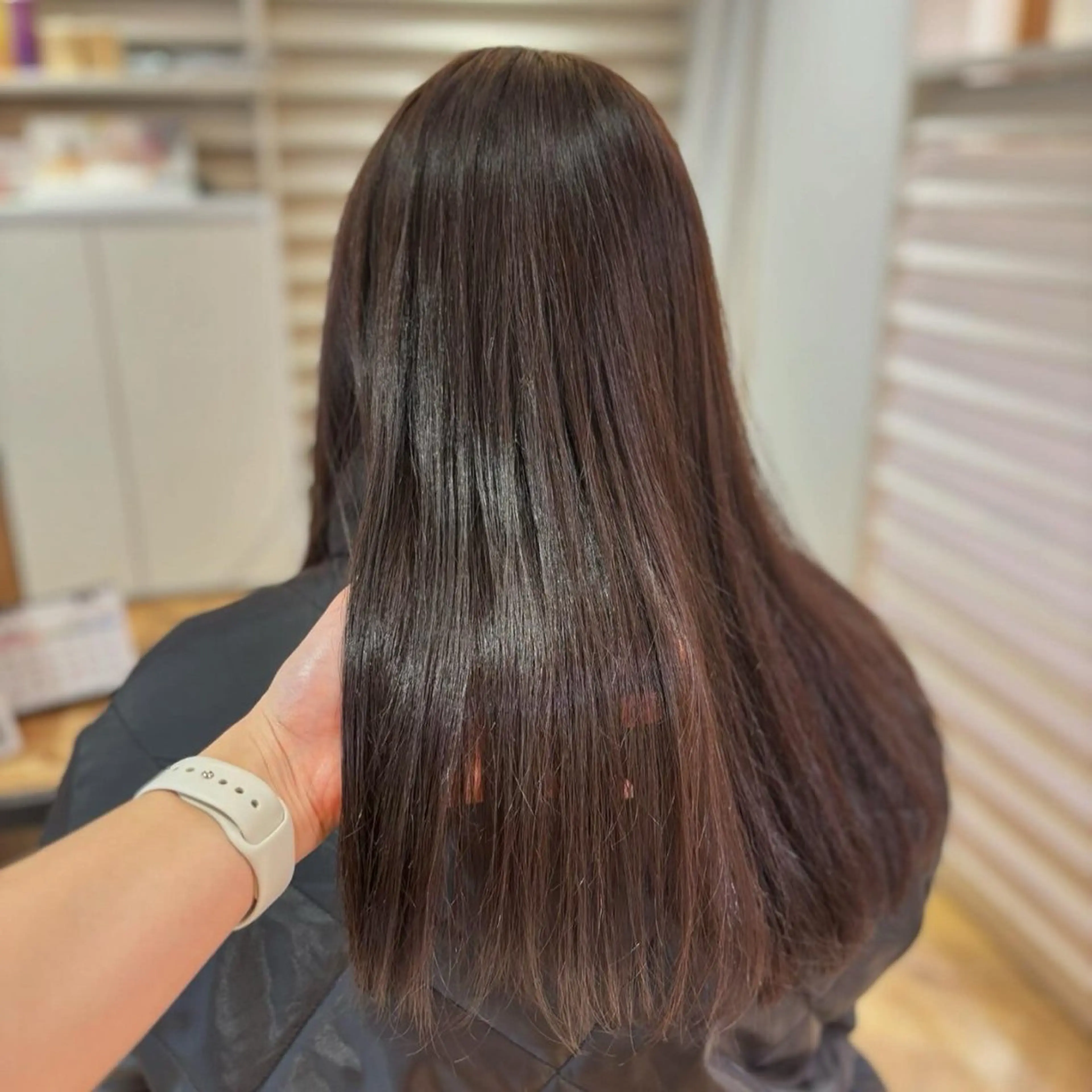 ロング カラー SLASHスラッシュ 小西結奈のヘアスタイル