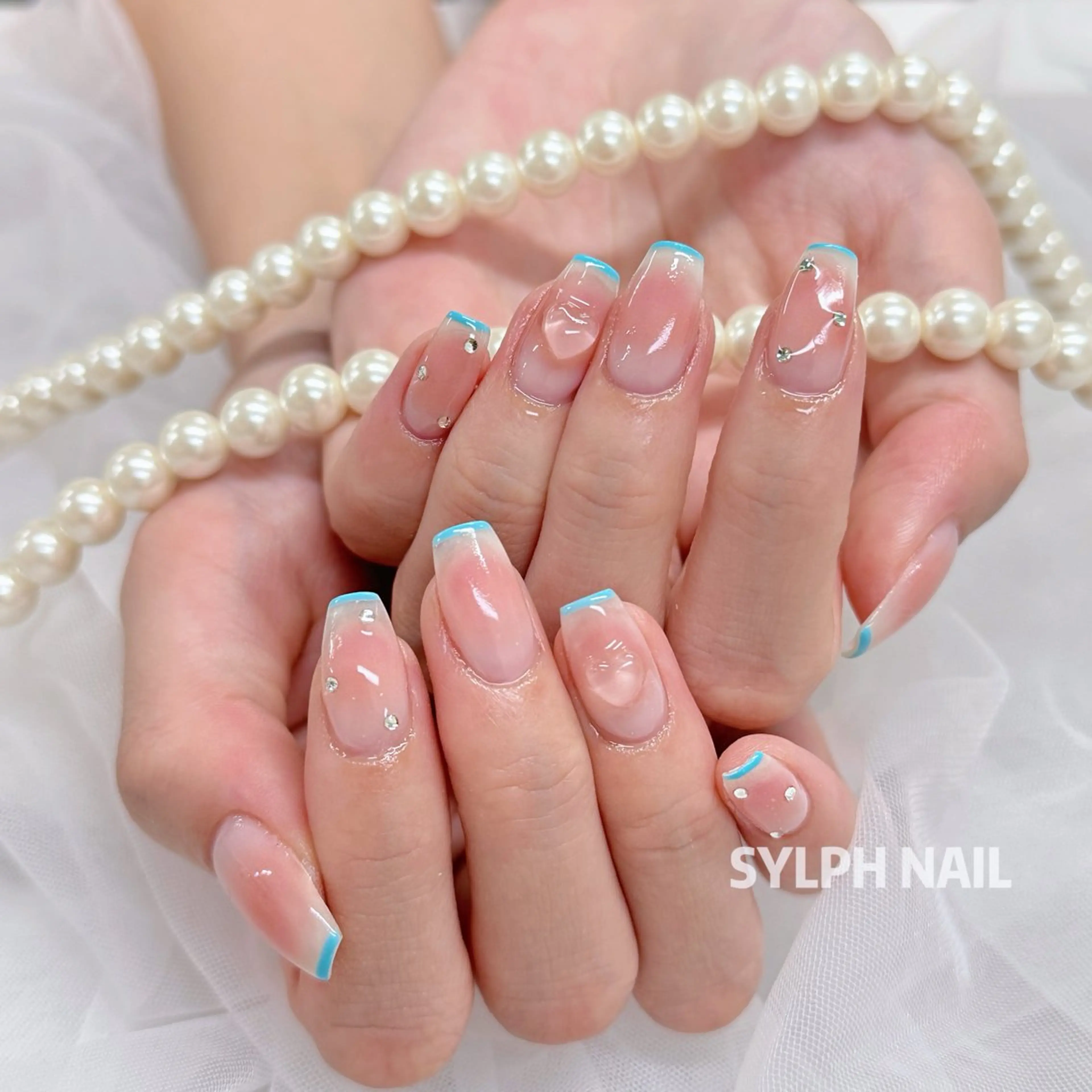 ネイル オーロラネイル フレンチネイル グラデーション 韓国ネイル ラメ(グリッター) ハンドネイル ハンドケア Trend Nail シルフのネイルデザイン