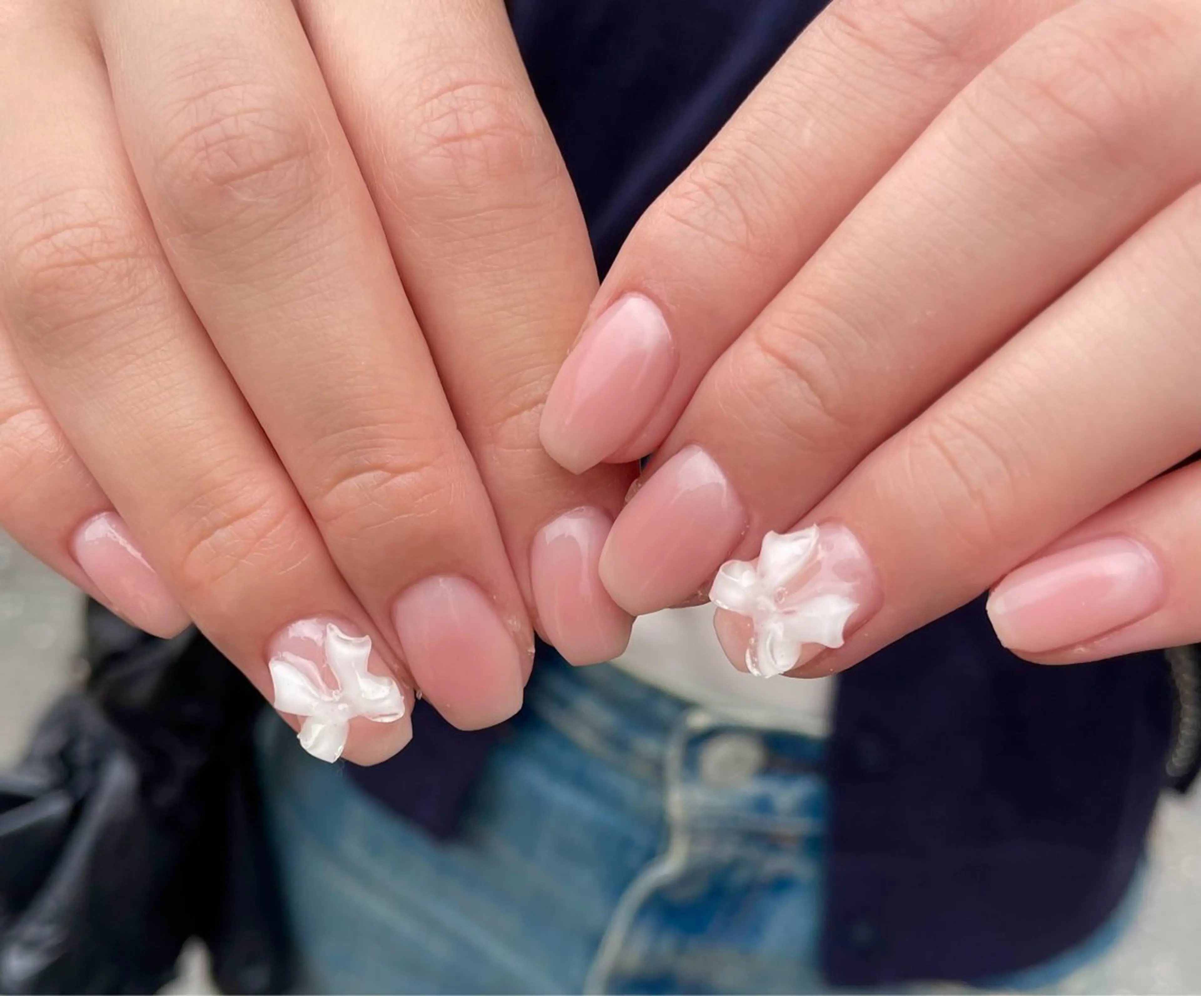 ネイル チークネイル オフィスネイル ピンク リボン シンプルネイル ハンドネイル ハンドケア 🎀NAIL🎀 AI🪄︎︎◝✩のネイルデザイン