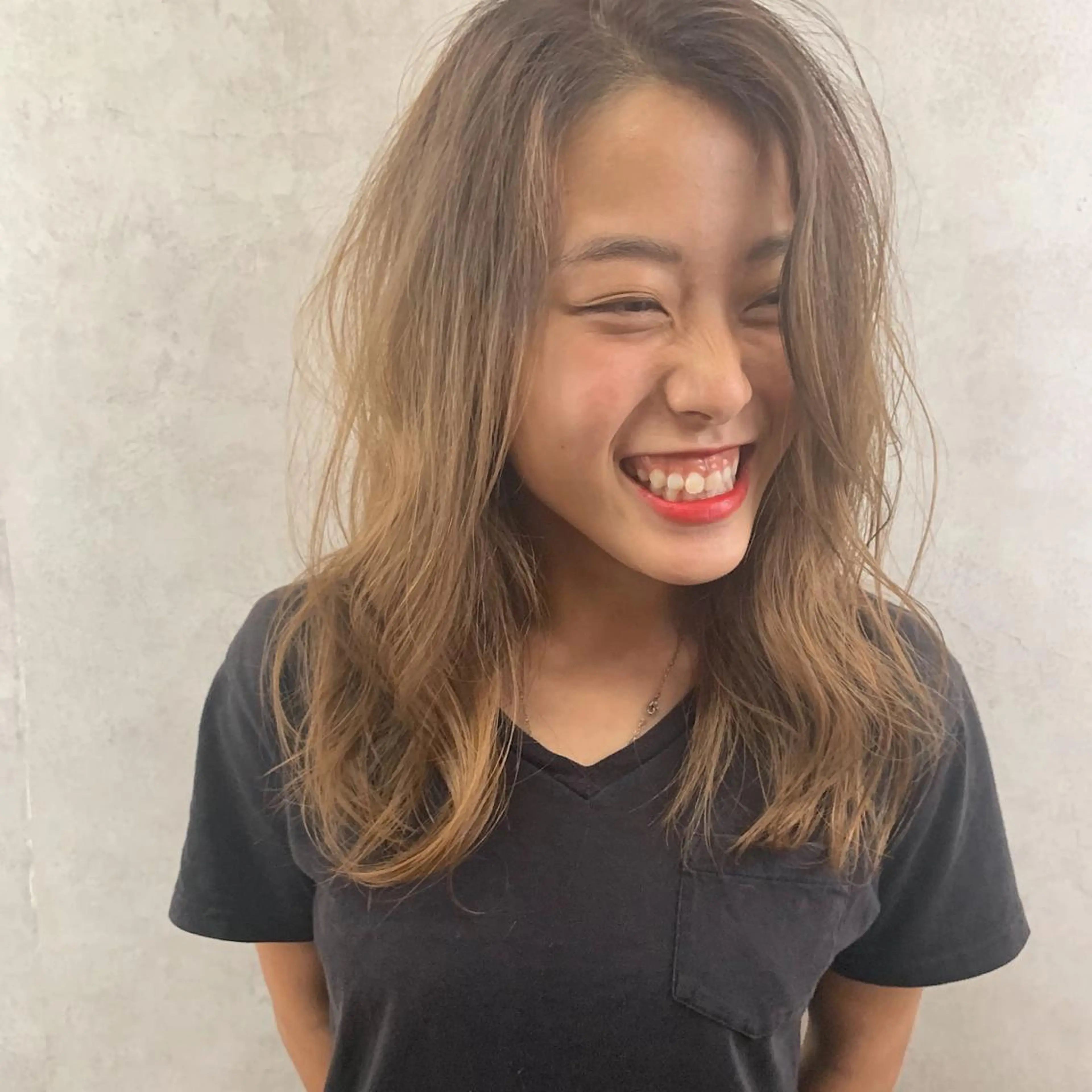 ミディアム ハイライト ミルクティーベージュ の魔術師　manaeのヘアスタイル