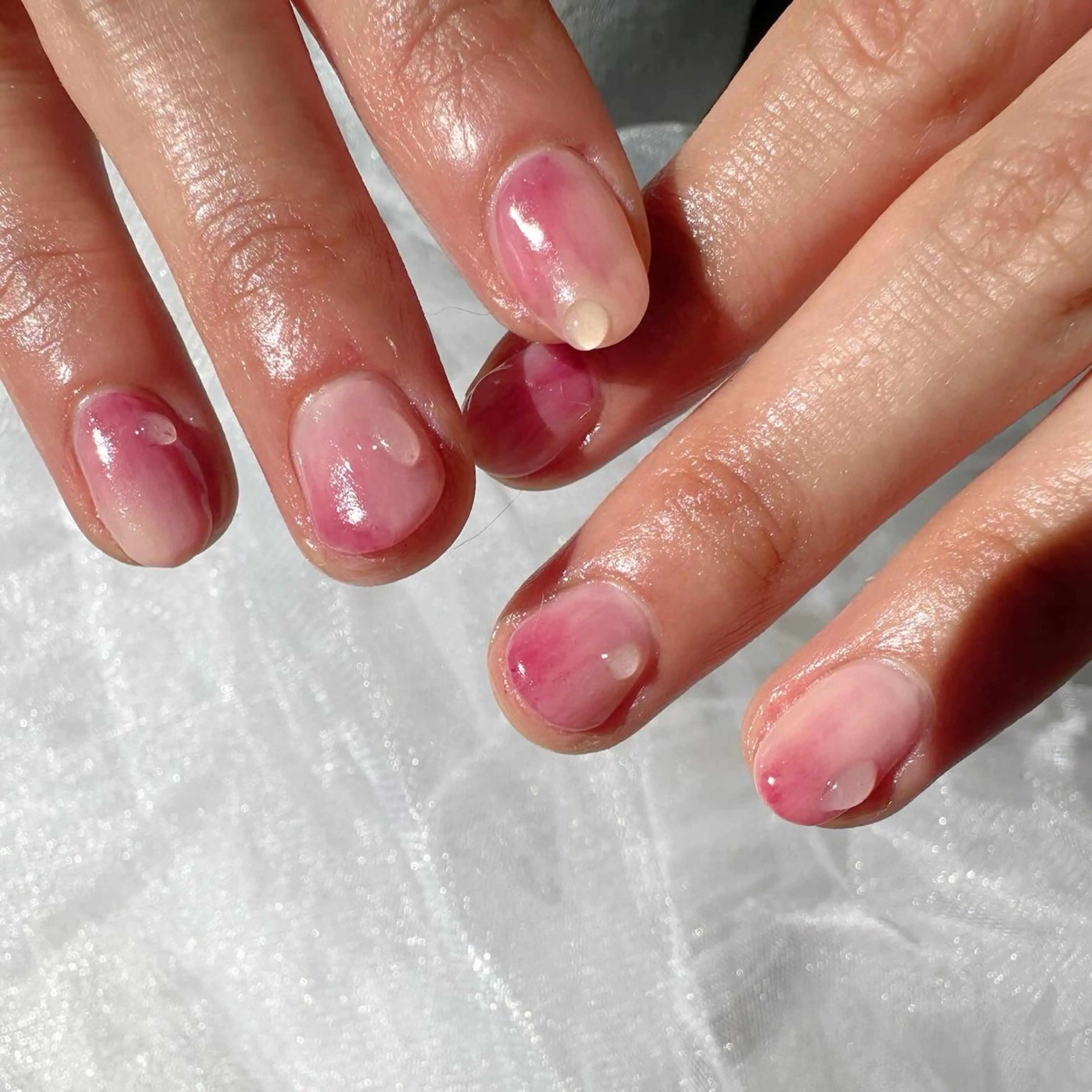 ネイル 氷ネイル・うるうるネイル 韓国ネイル ニュアンスネイル ピンク ショートネイル 🪞KAPE NAIL 🪞のネイルデザイン