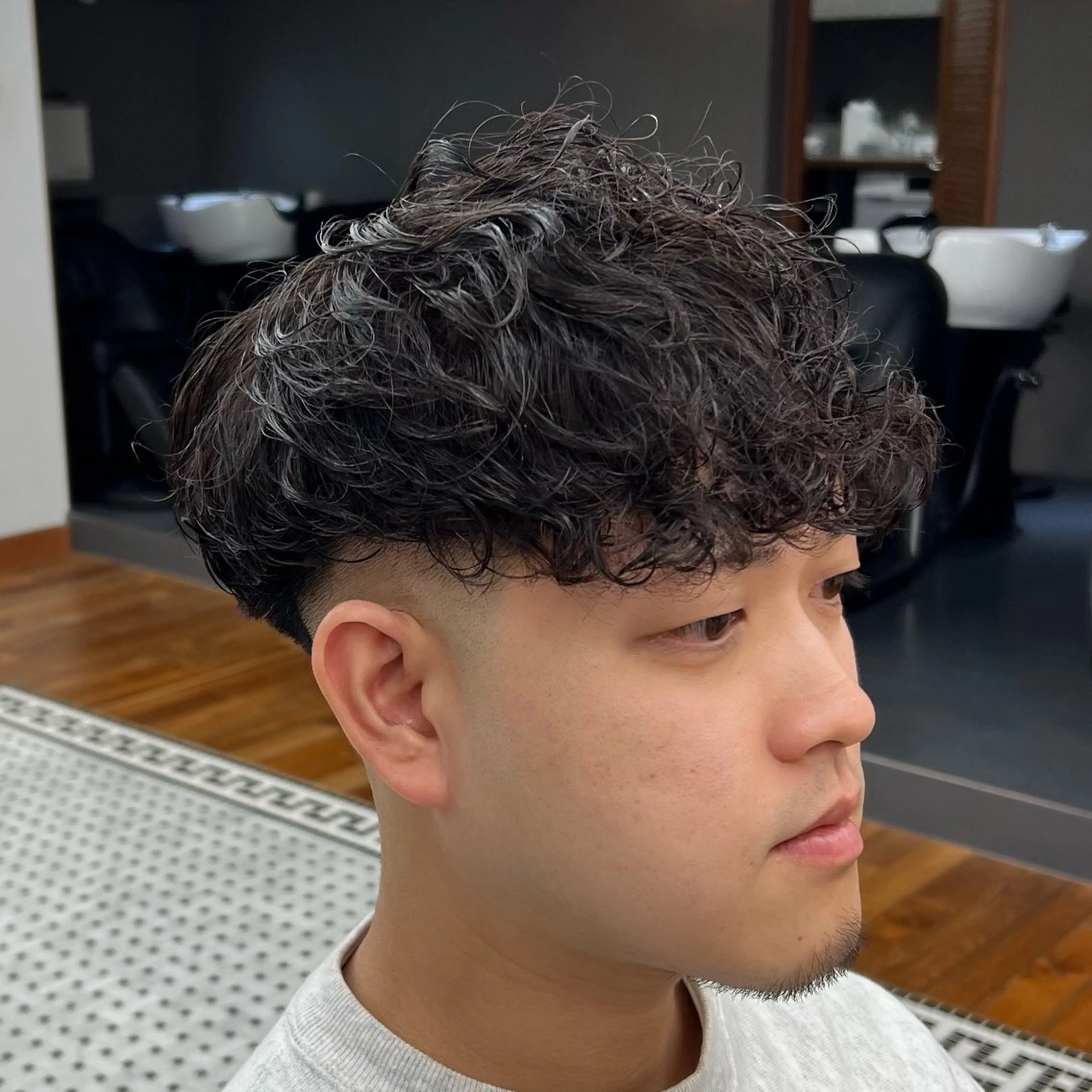 ショート パーマ メンズ フェードカット スキンフェード スペインカール カット パーマ メンズカット✂️ スキンフェード伊藤陸のヘアスタイル