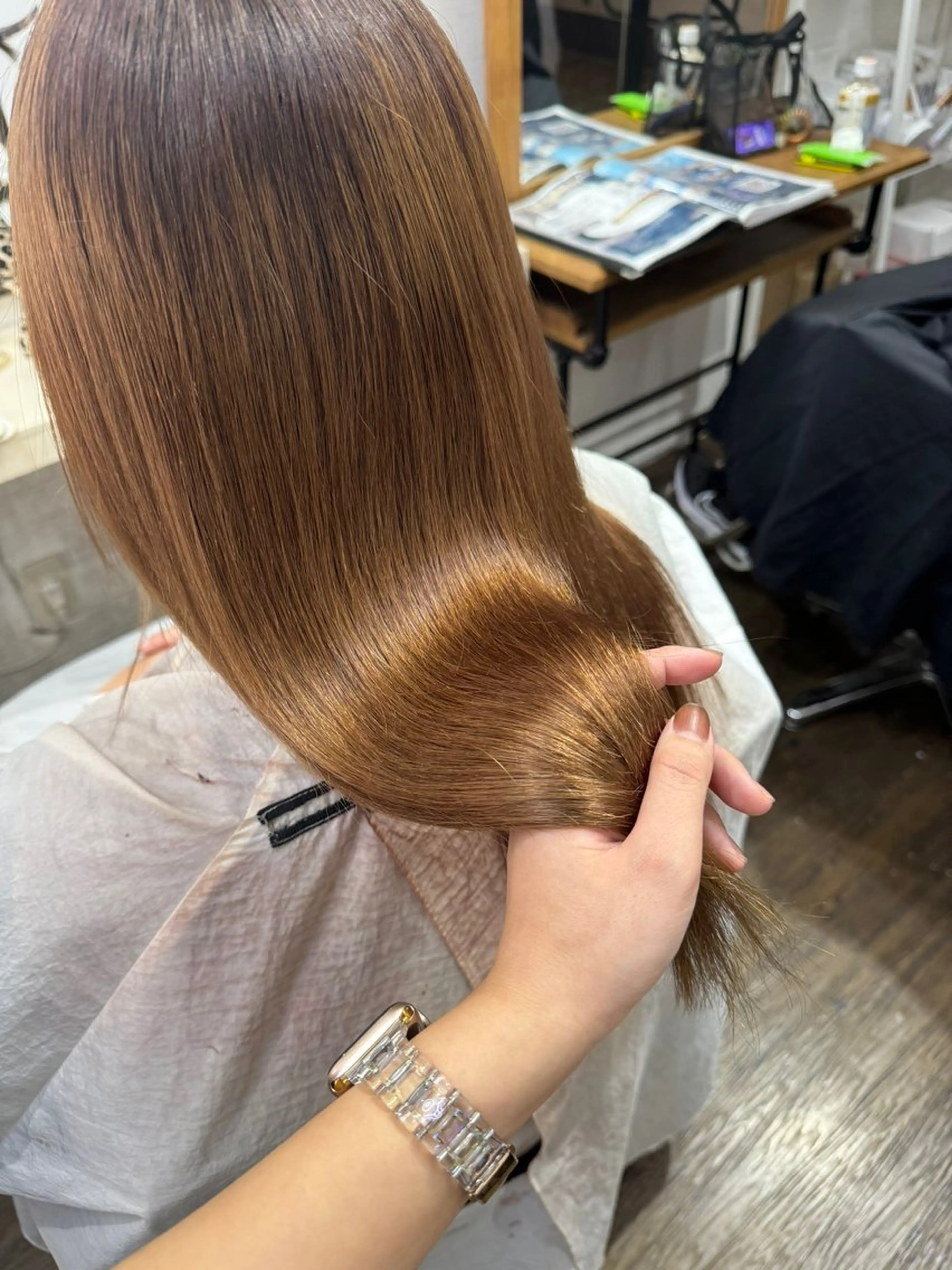 セミロング カット ヘアカラー 縮毛矯正 トリートメント 田子🦋ハイトーン 🫐耳つぼジュエリーのヘアスタイル
