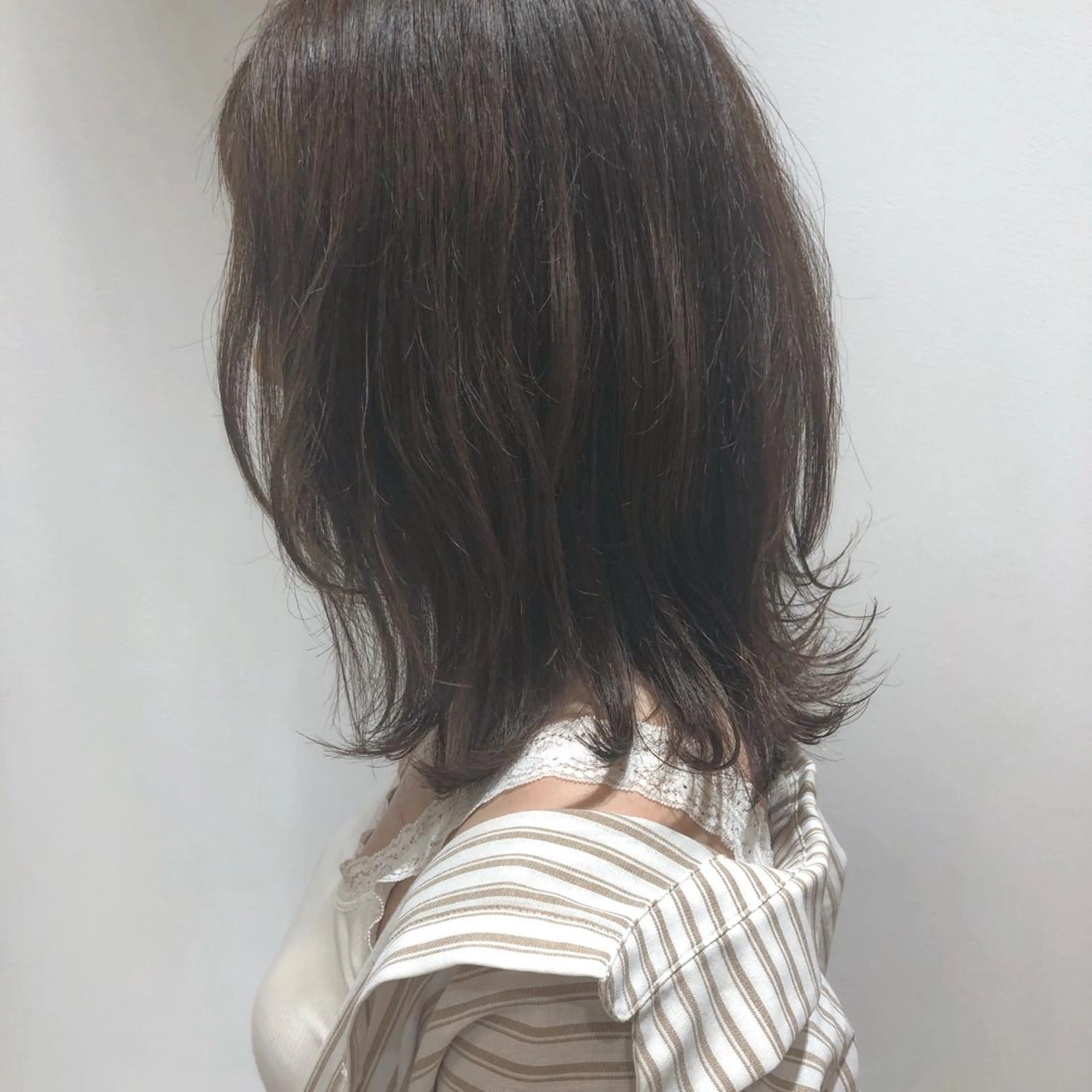 ミディアム カラー レイヤーカット ウルフカット ウルフレイヤー カット ヘアカラー 江原 彩華のヘアスタイル