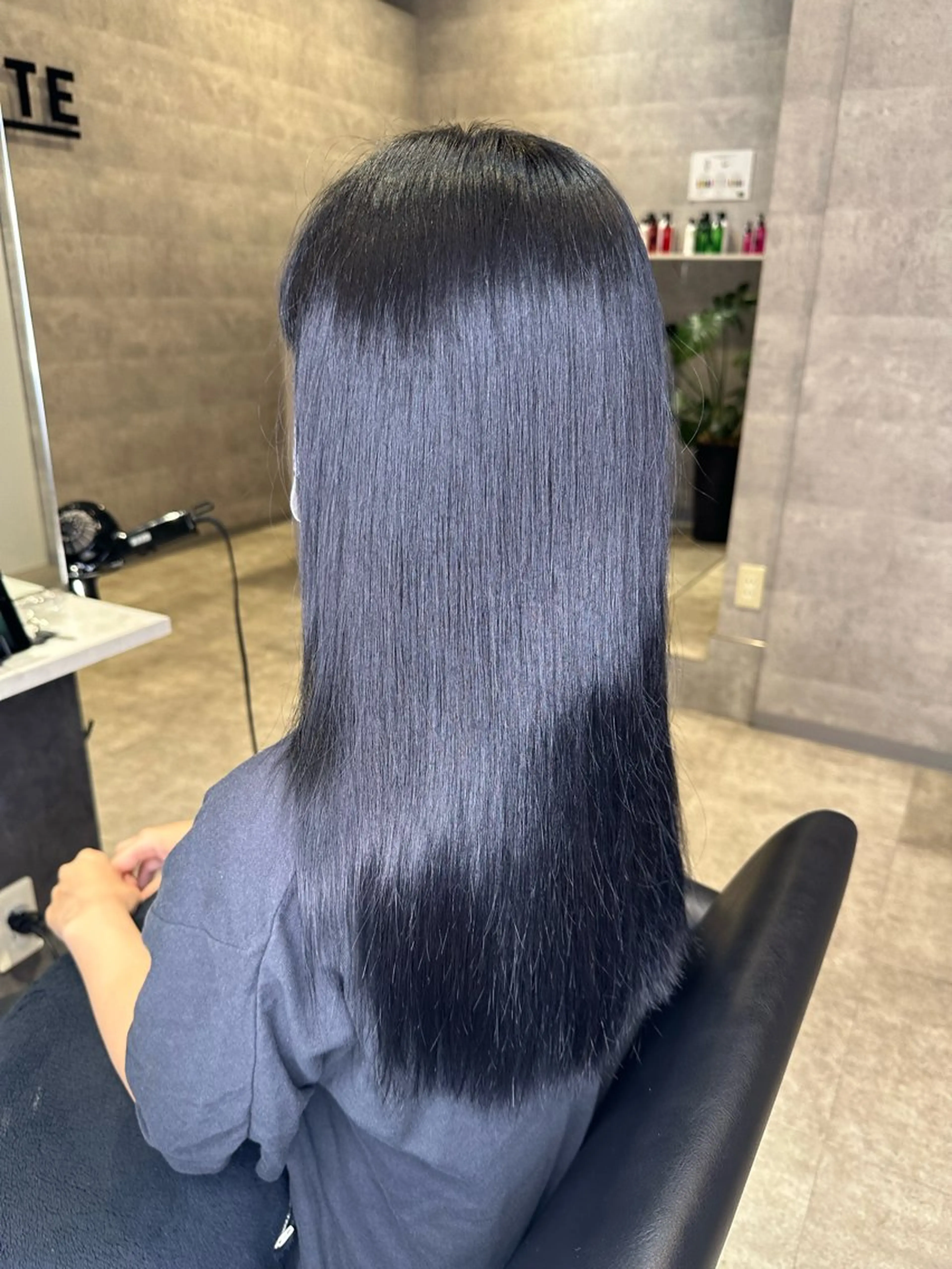 ロング カラー 黒髪 ブルーカラー ブルーブラック カット ヘアカラー _WHITE /藤田唯生のヘアスタイル