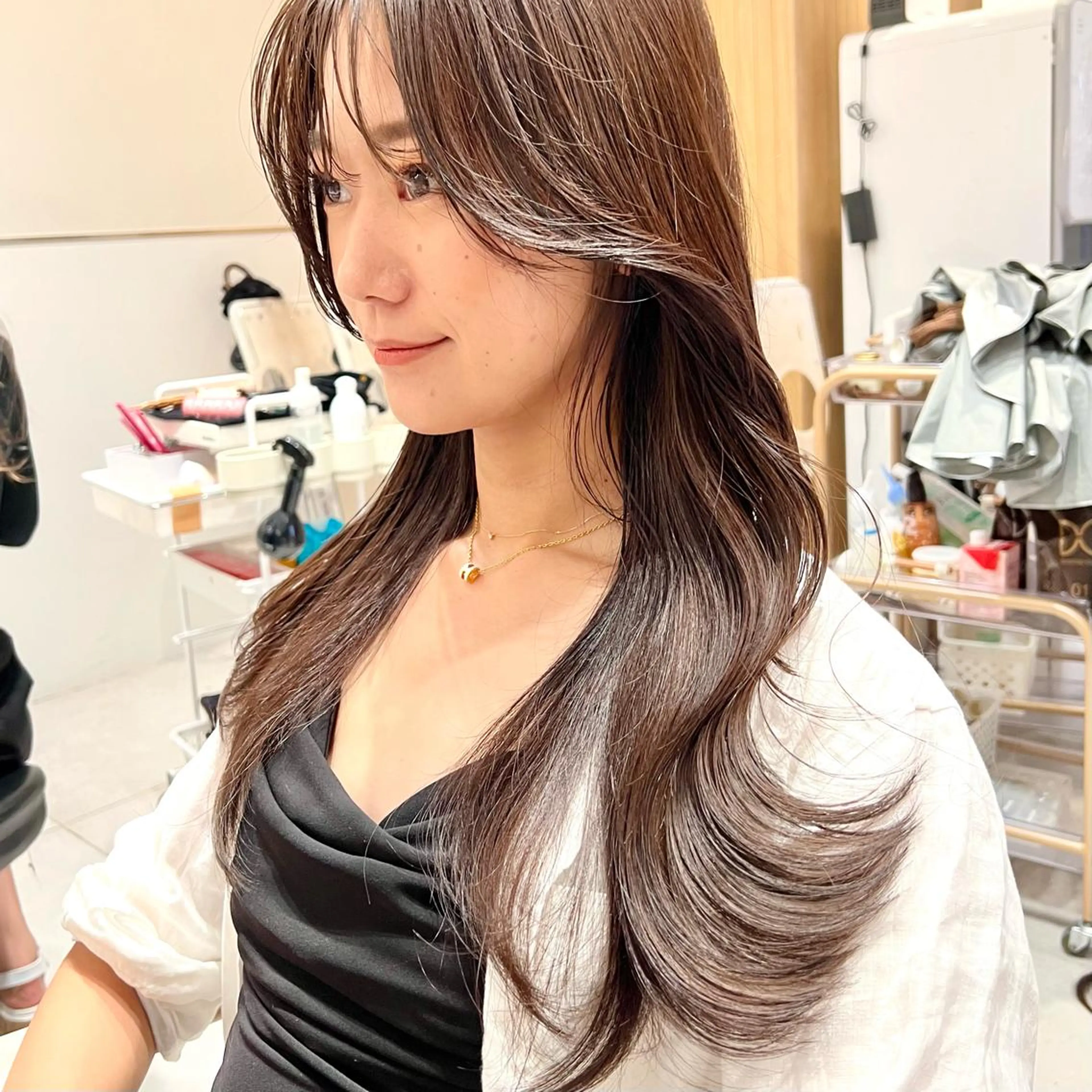 ロング カラー 切りっぱなしボブ ブリーチ グレージュ イルミナカラー インナーカラー カット ヘアカラー トリートメント ニュアンスレイヤー ハイトーンカラーのヘアスタイル