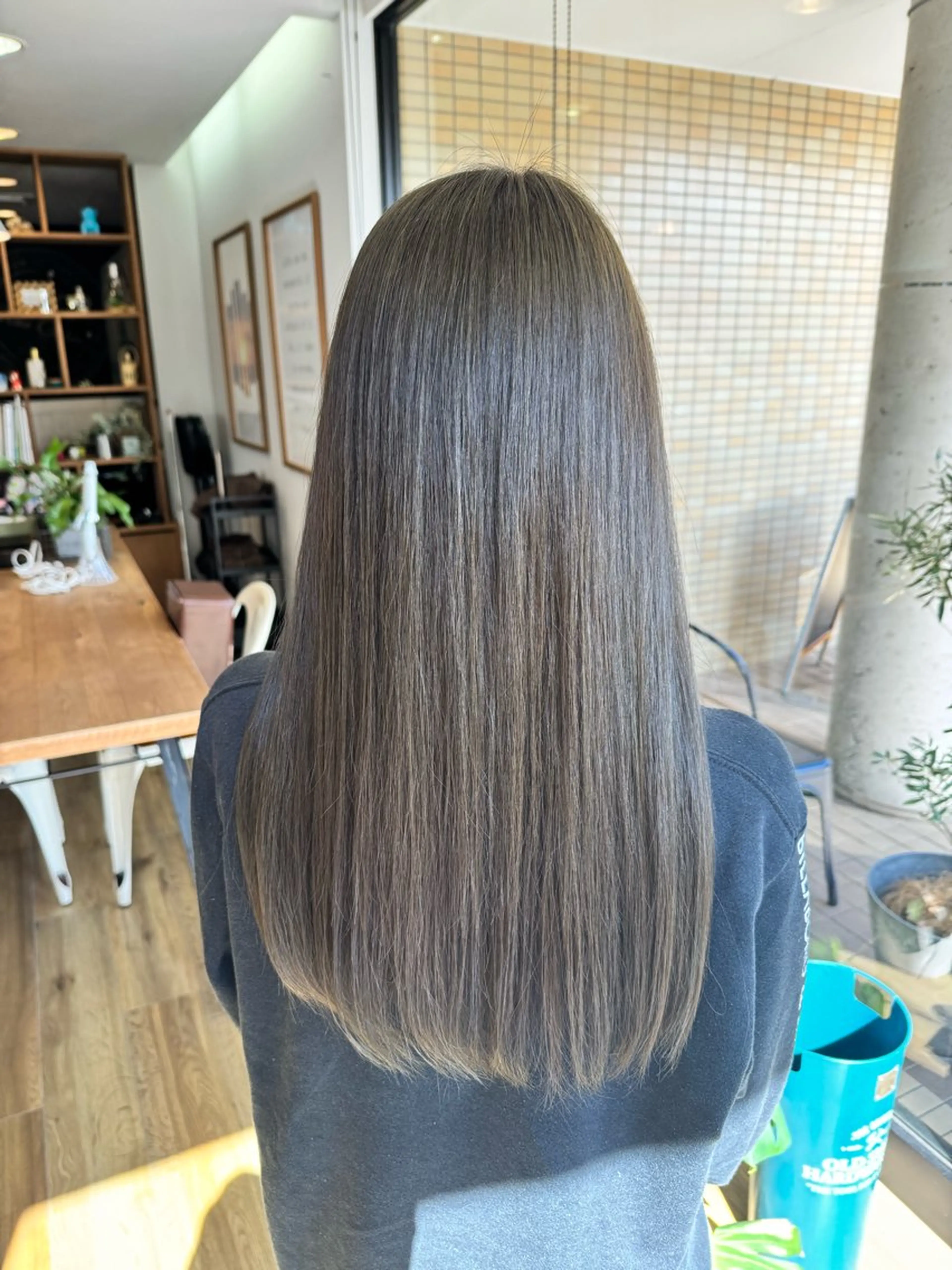 ロング カラー グレージュ オリーブグレージュ オリーブグレー ヘアカラー トリートメント ツキダテ ユイのヘアスタイル