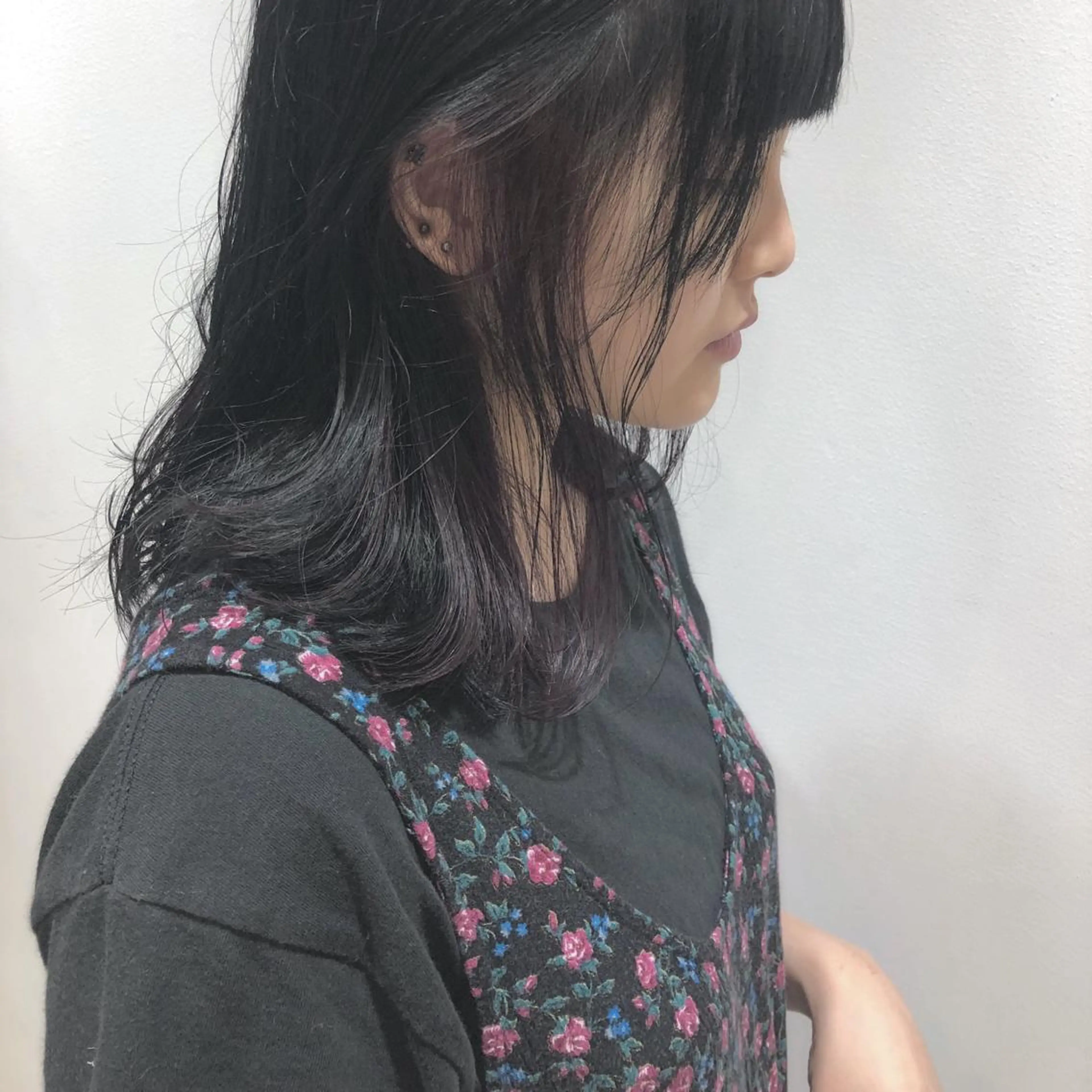 セミロング カラー インナーカラー ラベンダーカラー カット ヘアカラー 縮毛矯正 トリートメント 江原 彩華のヘアスタイル