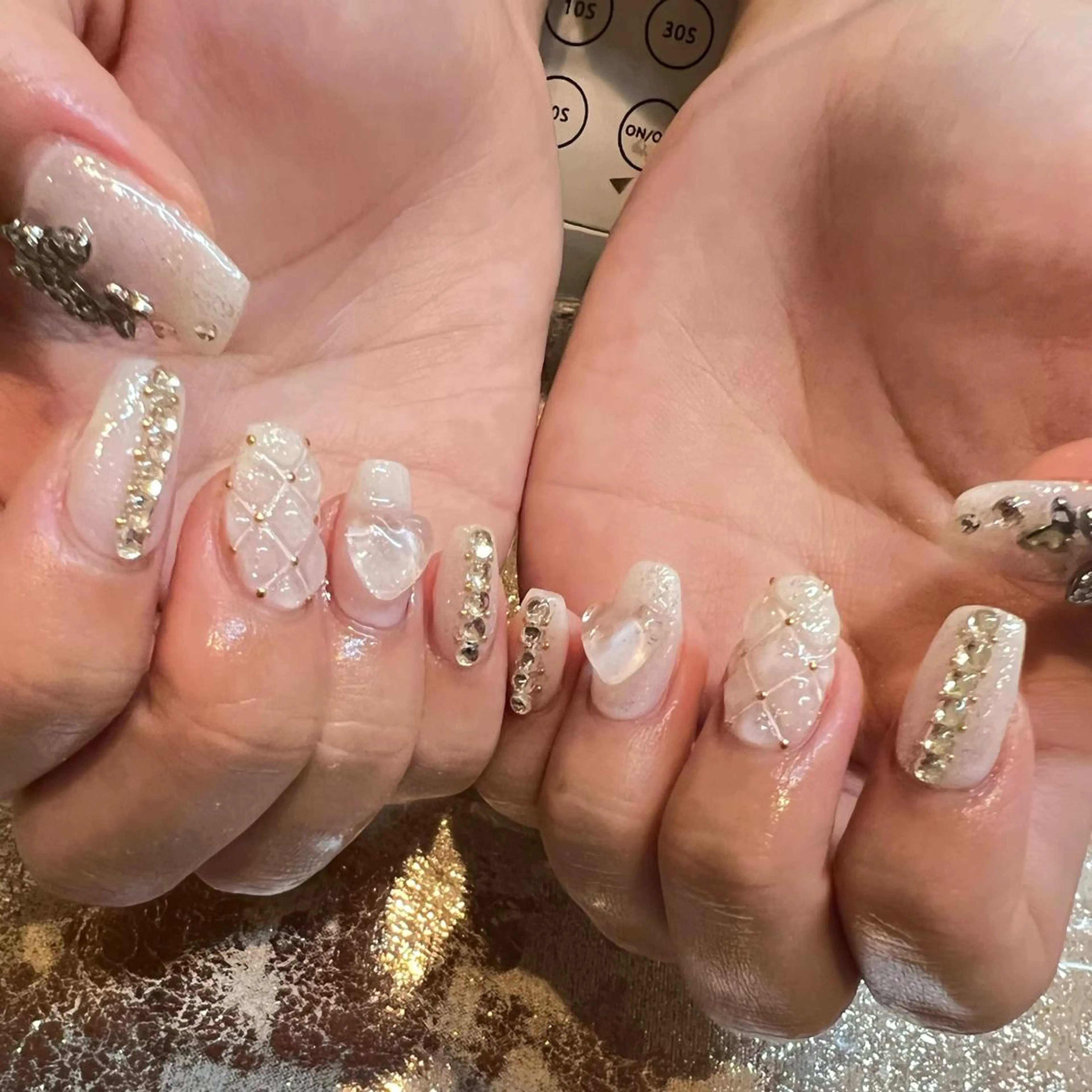 ミディアム ネイル ハート キラキラネイル ハンドネイル H🌺 NAILのネイルデザイン