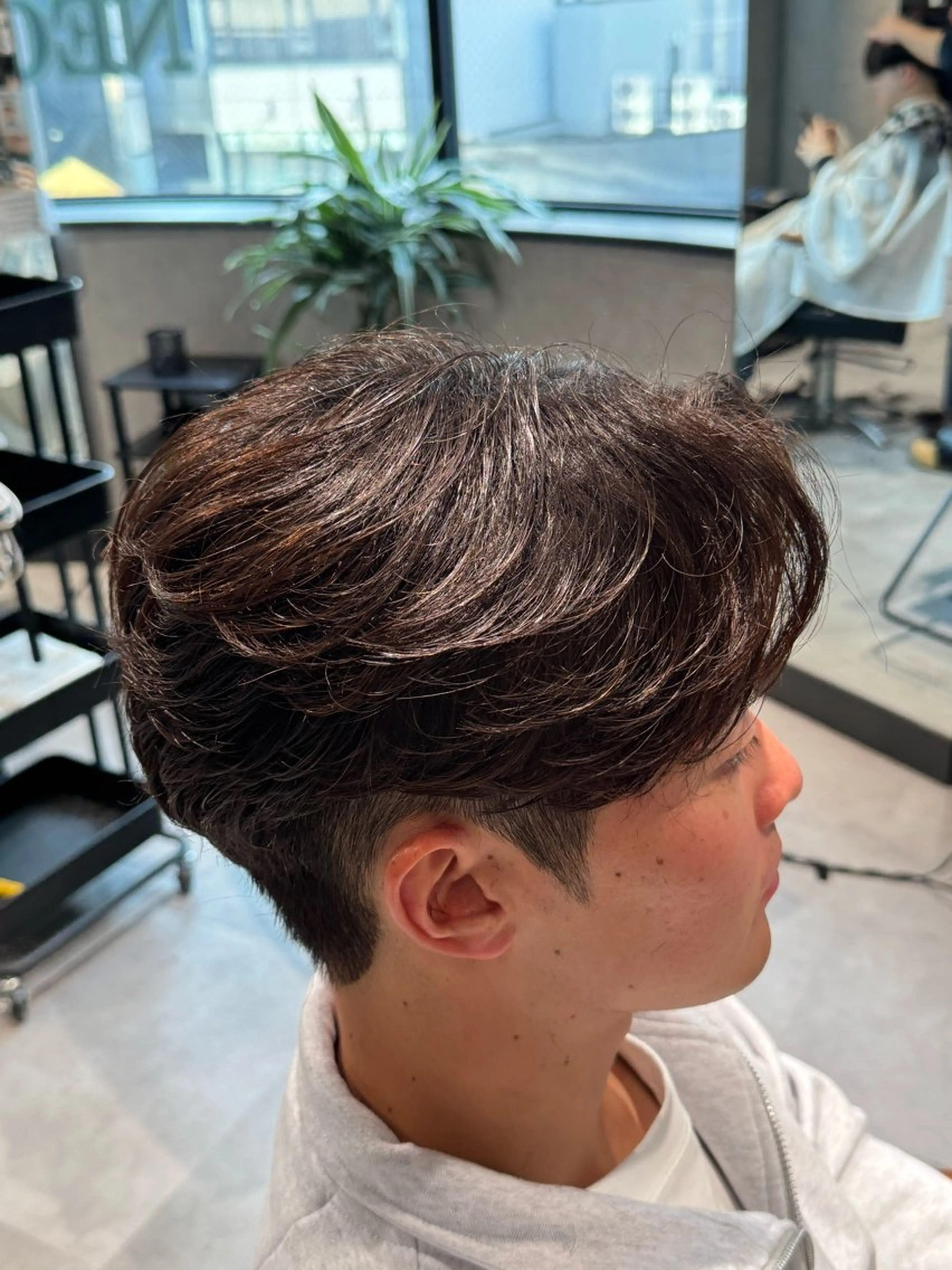 メンズ センターパート カット 毛流れ特化愁斗 センターパートパーマのヘアスタイル